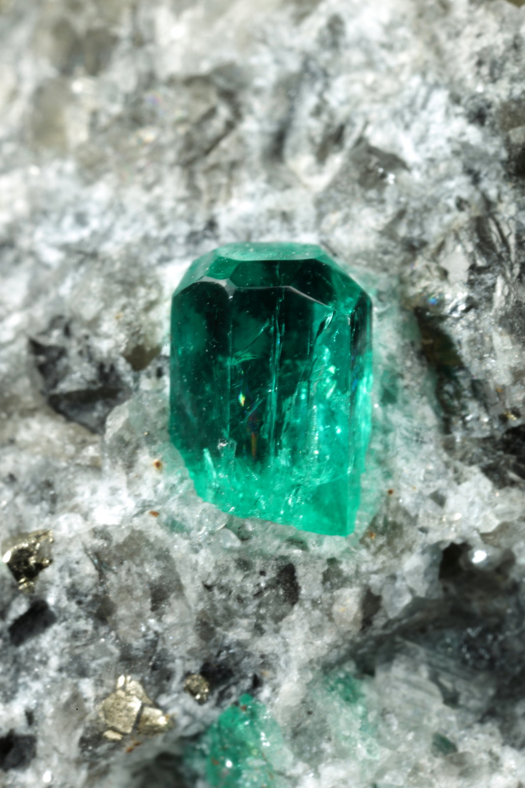 Beryl (variety emerald), Calcite, Pyrite
45x36x29mm, xl=4mm
(Autor: Fiebre Verde)