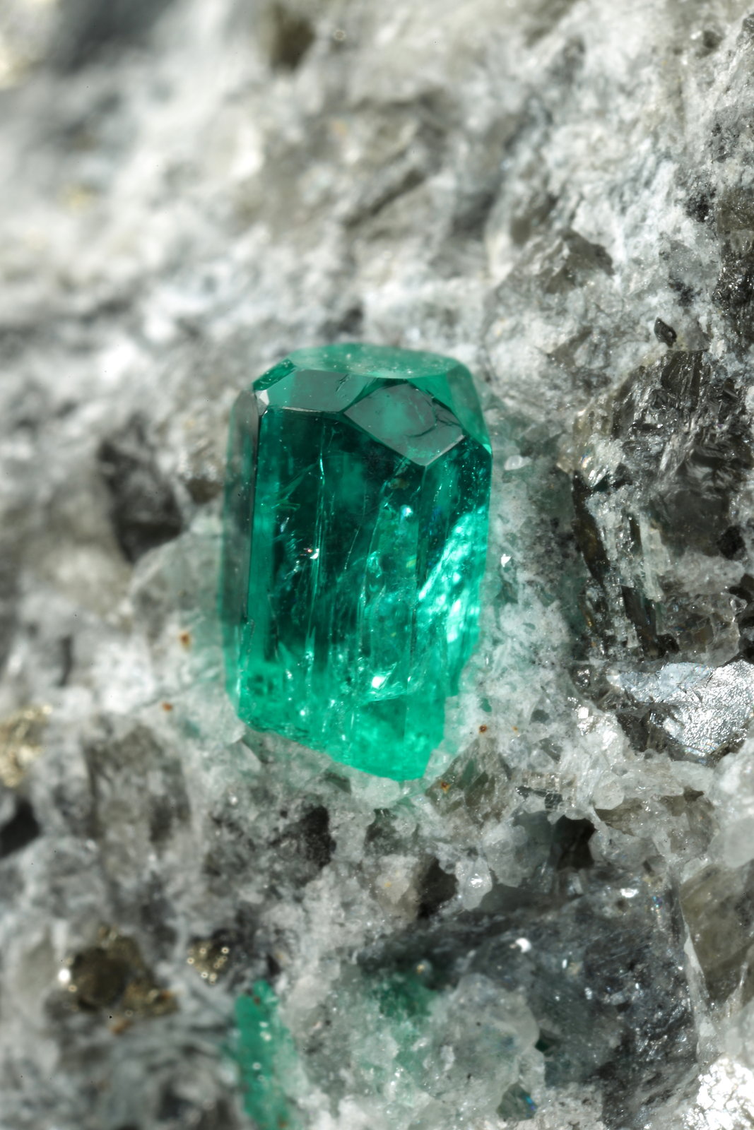 Beryl (variety emerald), Calcite, Pyrite
45x36x29mm, xl=4mm
(Autor: Fiebre Verde)