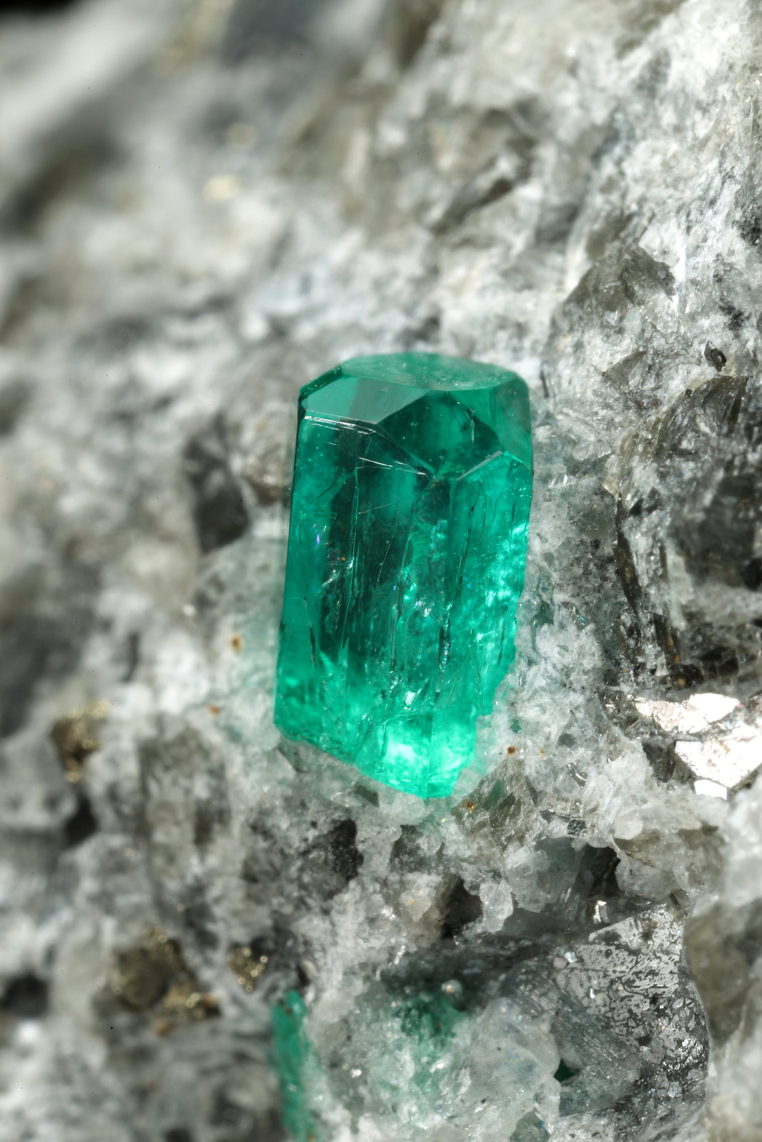 Beryl (variety emerald), Calcite, Pyrite
45x36x29mm, xl=4mm
(Autor: Fiebre Verde)