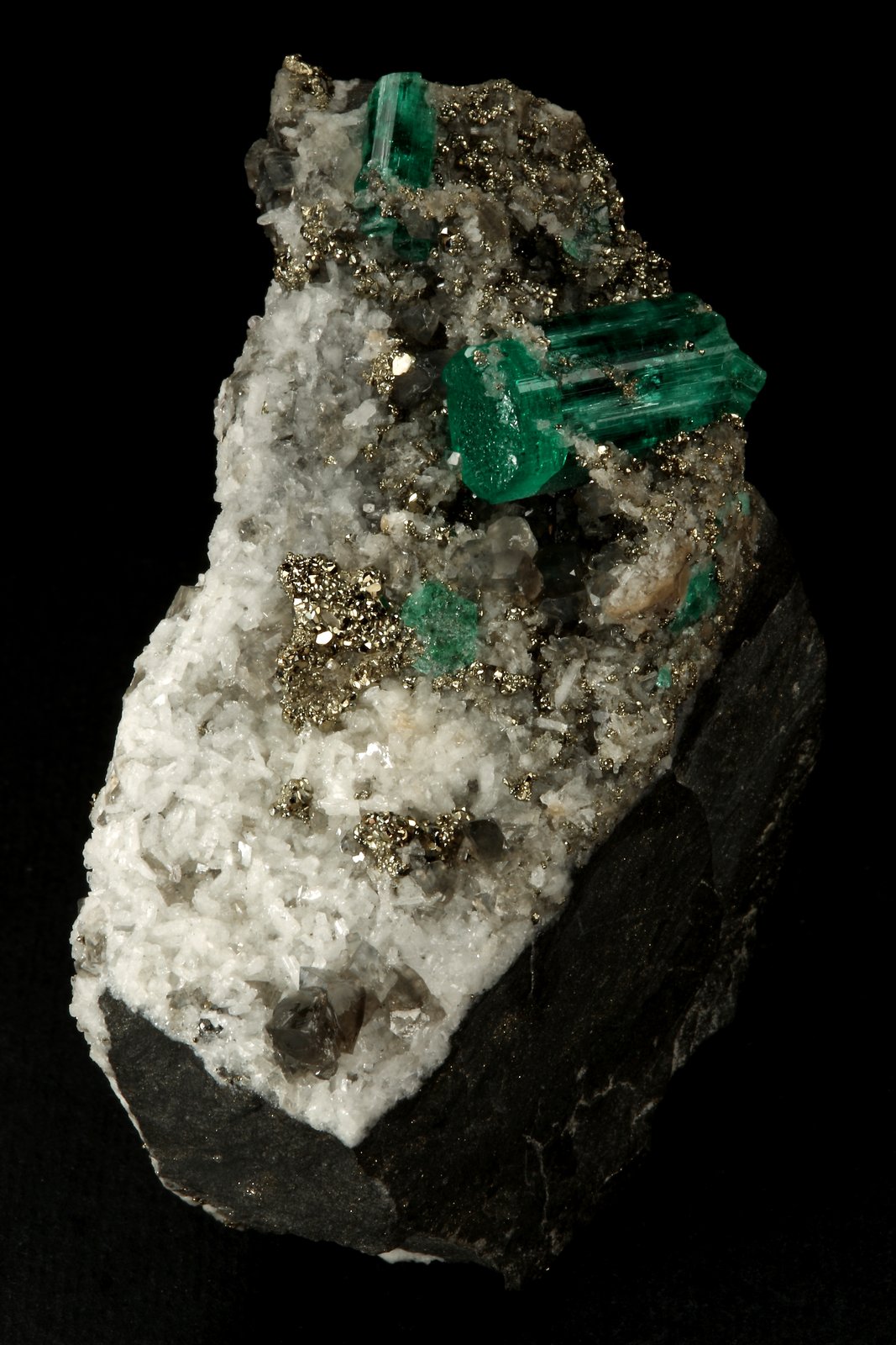 Beryl (variety emerald), Calcite, Pyrite, Albite (variety cleavelandite)
70x46x34mm, main xl=18mm
(Autor: Fiebre Verde)