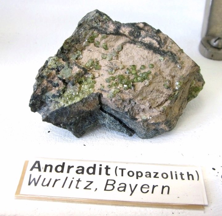 Andradite
Approx. 8-10 cm
(Autor: Tobi)