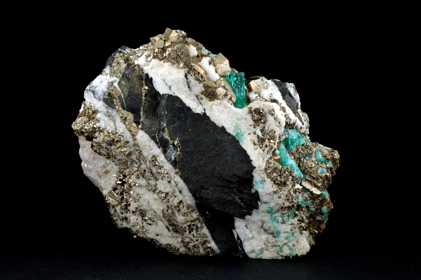 Beryl (variety emerald), Calcite, Pyrite
102x36x87mm, xl=13mm
(Autor: Fiebre Verde)