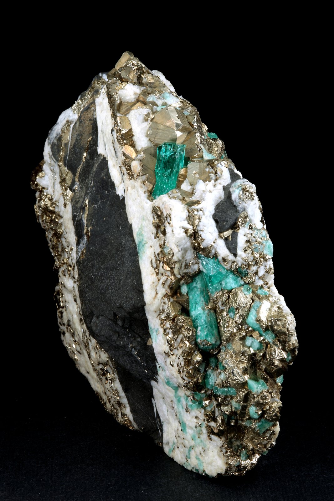 Beryl (variety emerald), Calcite, Pyrite
102x36x87mm, xl=13mm
(Autor: Fiebre Verde)