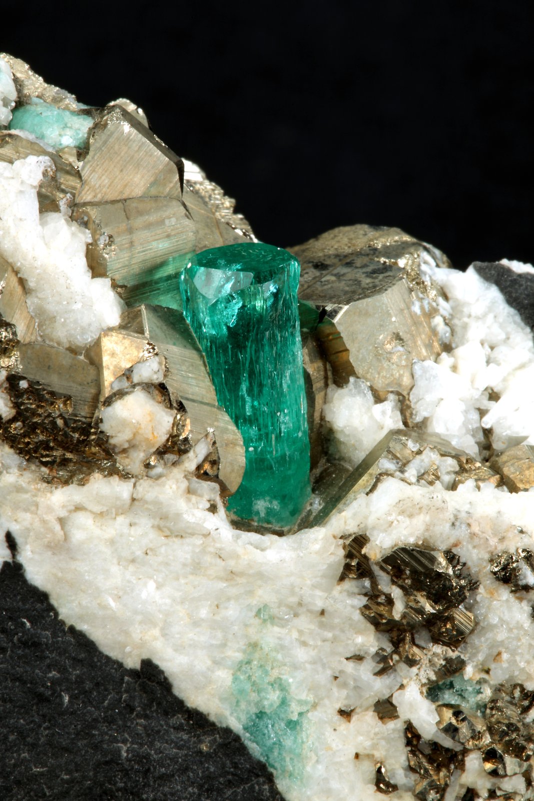 Beryl (variety emerald), Calcite, Pyrite
102x36x87mm, xl=13mm
(Autor: Fiebre Verde)