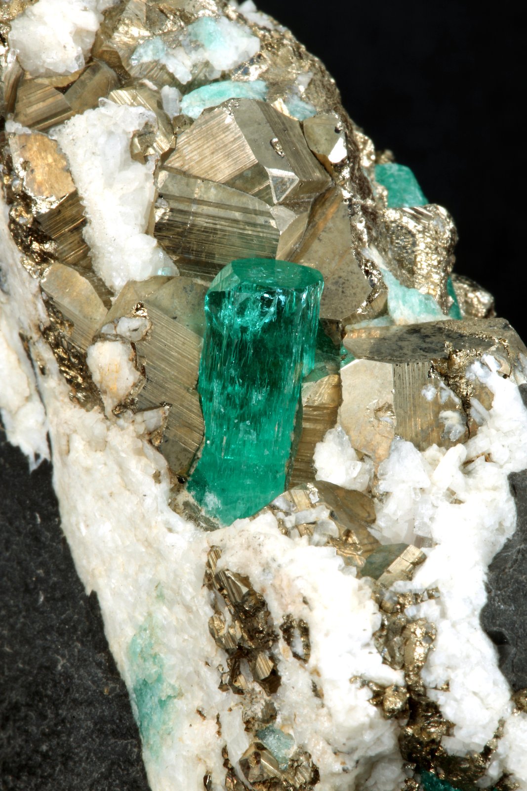 Beryl (variety emerald), Calcite, Pyrite
102x36x87mm, xl=13mm
(Autor: Fiebre Verde)