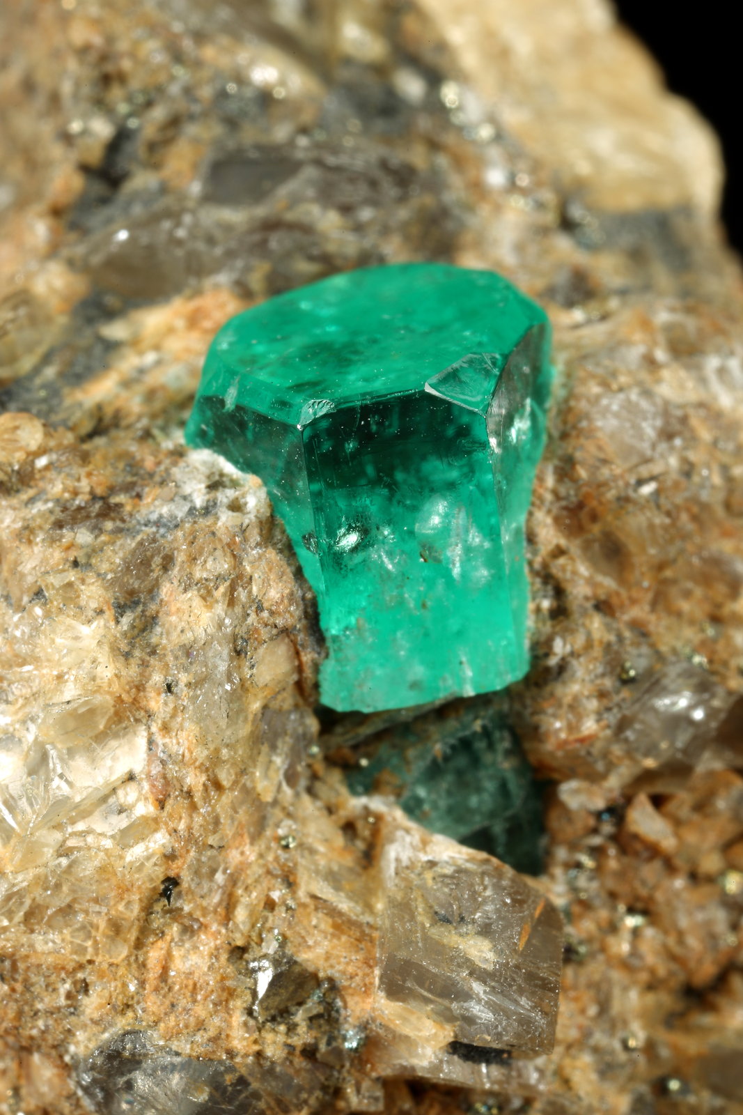 Beryl (variety emerald), Calcite, Dolomite, Pyrite
33x37x40mm, xl=8mm
(Autor: Fiebre Verde)