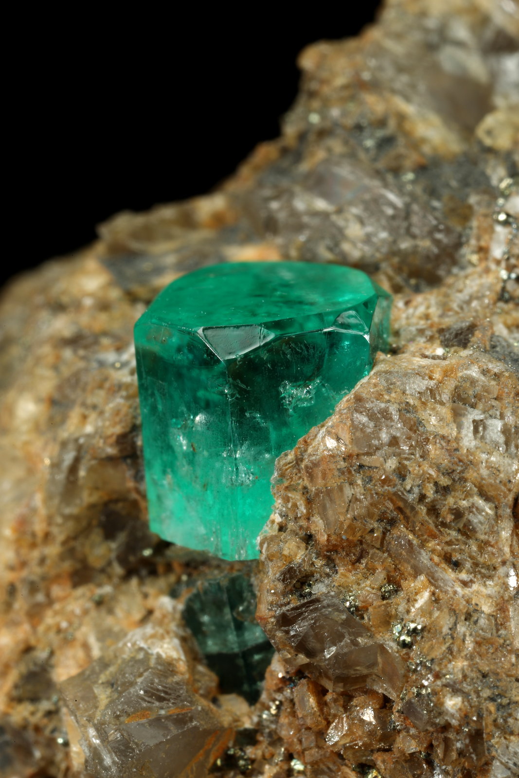 Beryl (variety emerald), Calcite, Dolomite, Pyrite
33x37x40mm, xl=8mm
(Autor: Fiebre Verde)