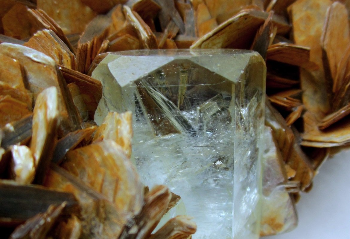 Aquamarine, Muscovite
FOV 5 cm
(Autor: Tobi)