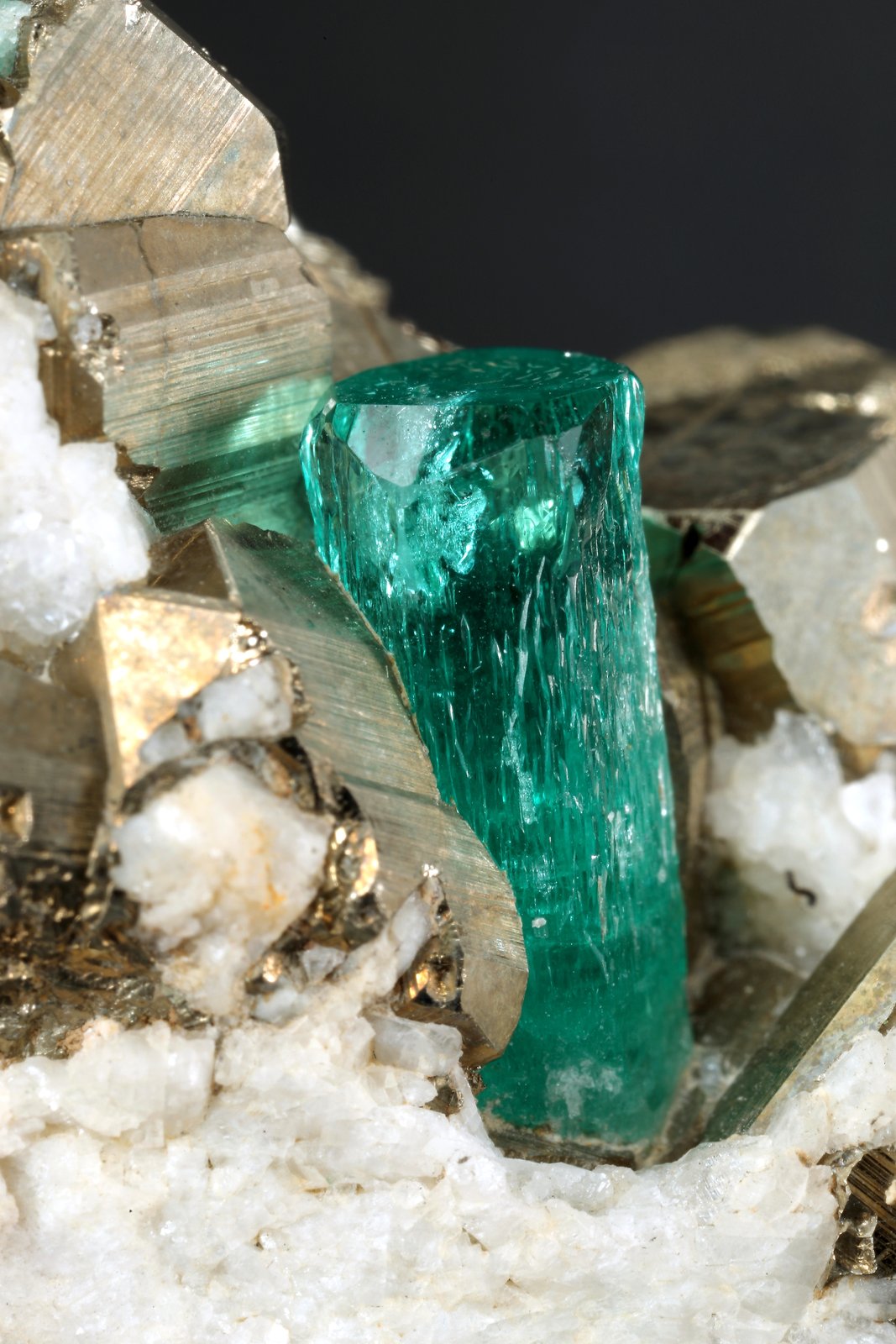 Beryl (variety emerald), Calcite, Pyrite
102x36x87mm, xl=13mm
(Autor: Fiebre Verde)