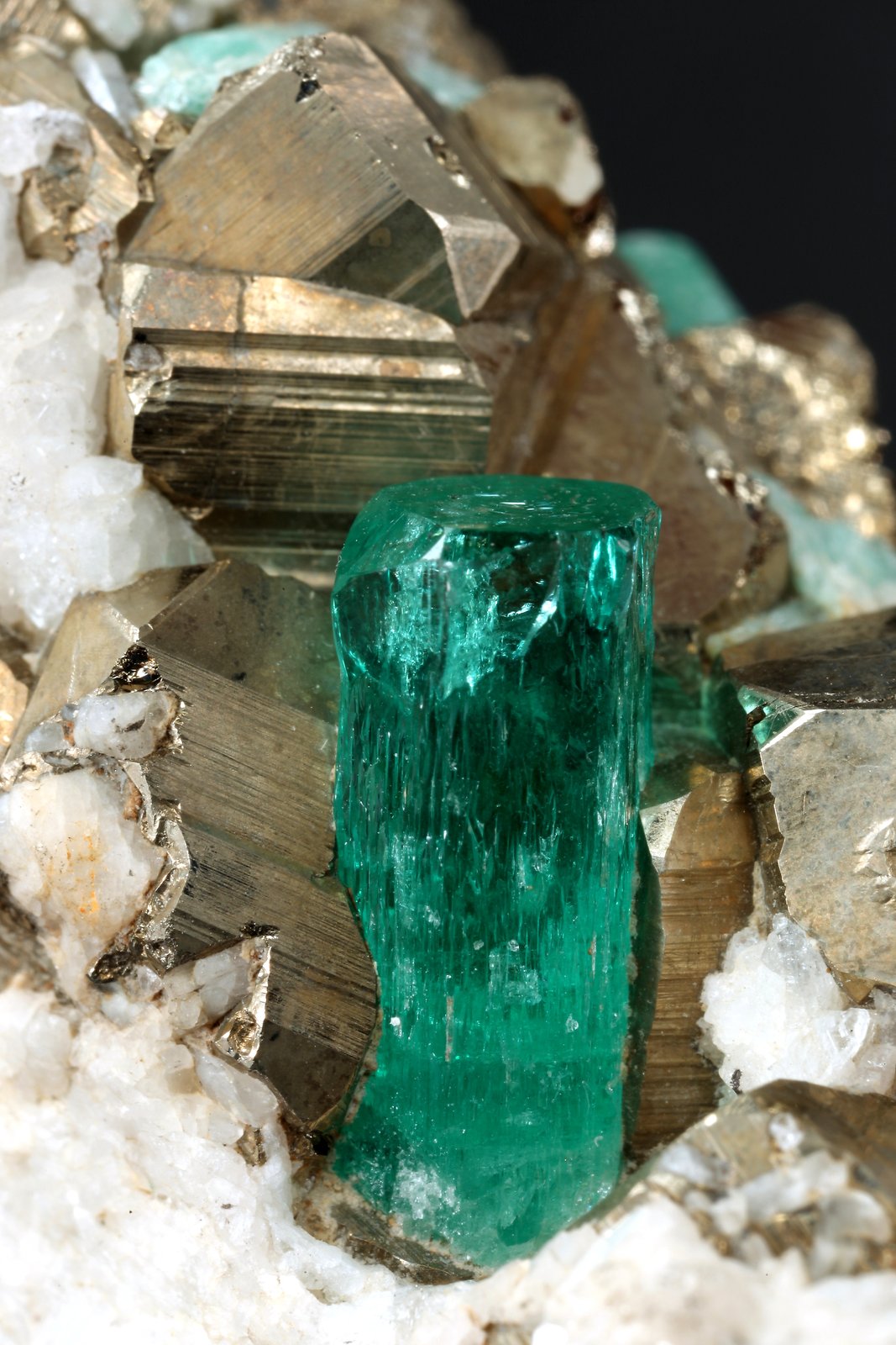 Beryl (variety emerald), Calcite, Pyrite
102x36x87mm, xl=13mm
(Autor: Fiebre Verde)