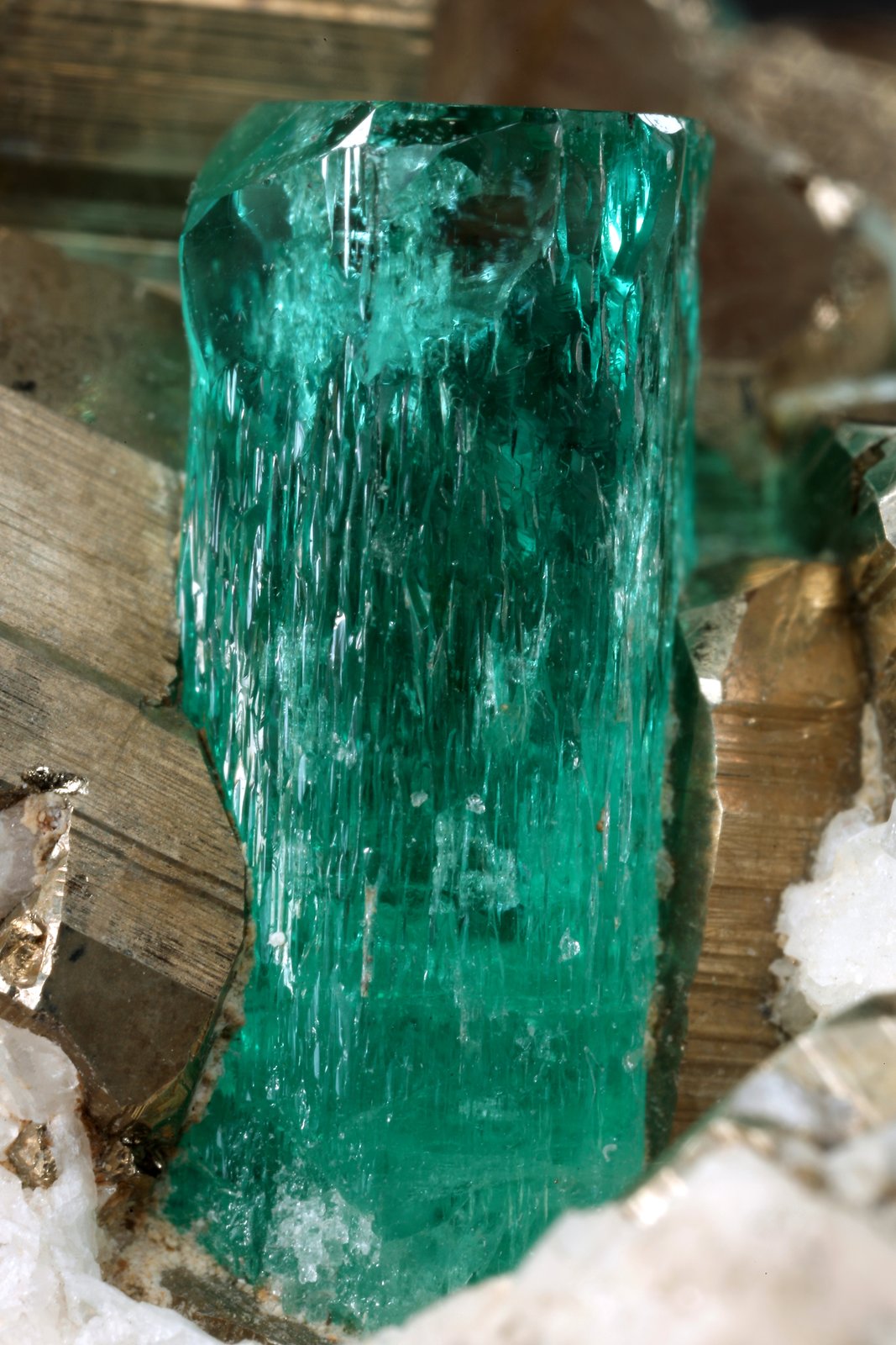 Beryl (variety emerald), Calcite, Pyrite
102x36x87mm, xl=13mm
(Autor: Fiebre Verde)
