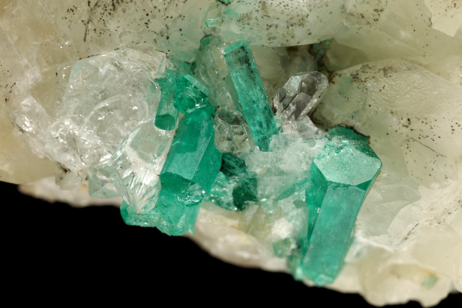 Beryl (variety emerald), Calcite, Quartz, Goethite
49x52x70mm, main xl=7x4mm
(Autor: Fiebre Verde)