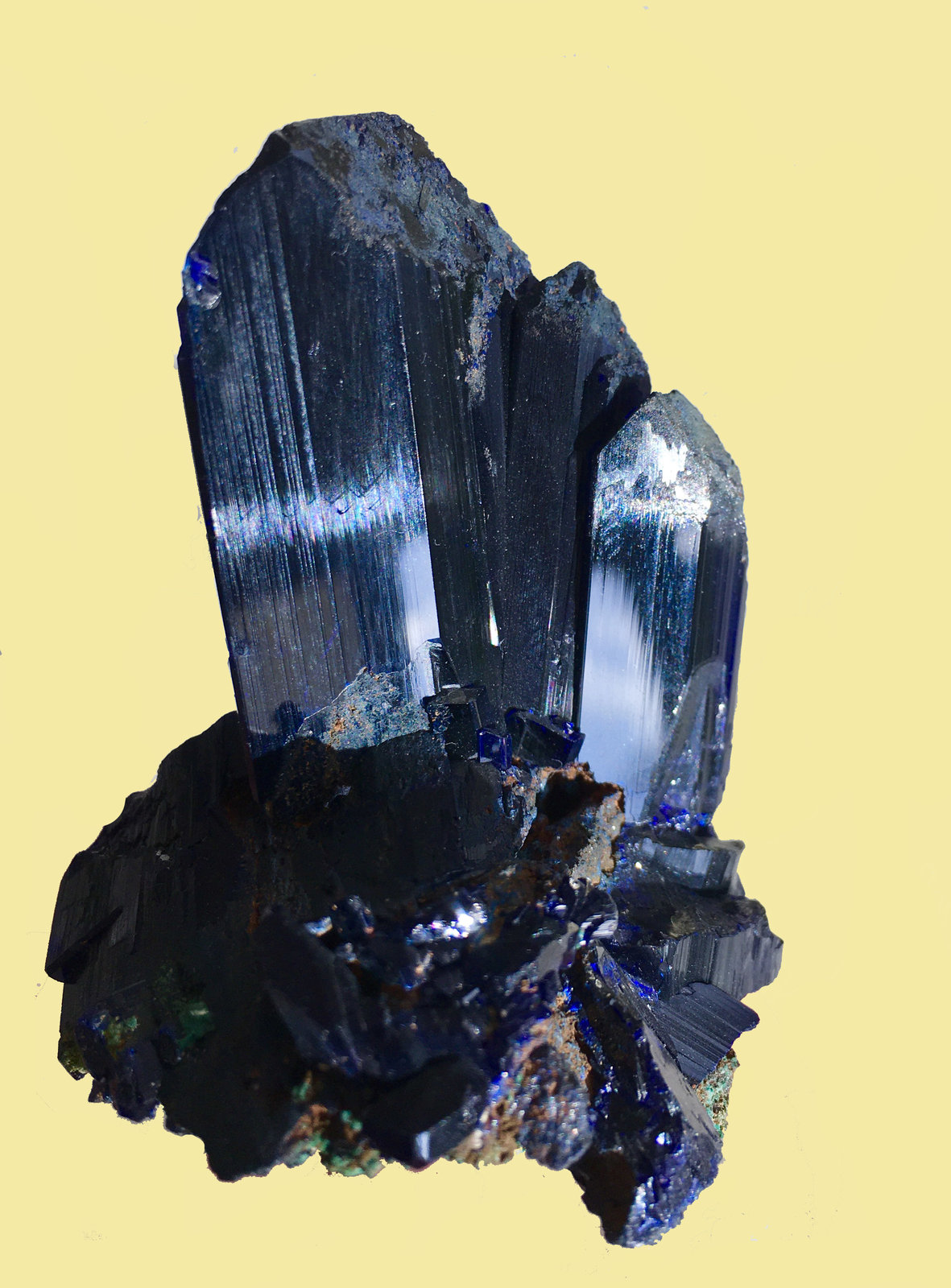 Azurite
main crystal 5 cm tall, 9 cm for the all piece
(Autor: Jean Suffert)
