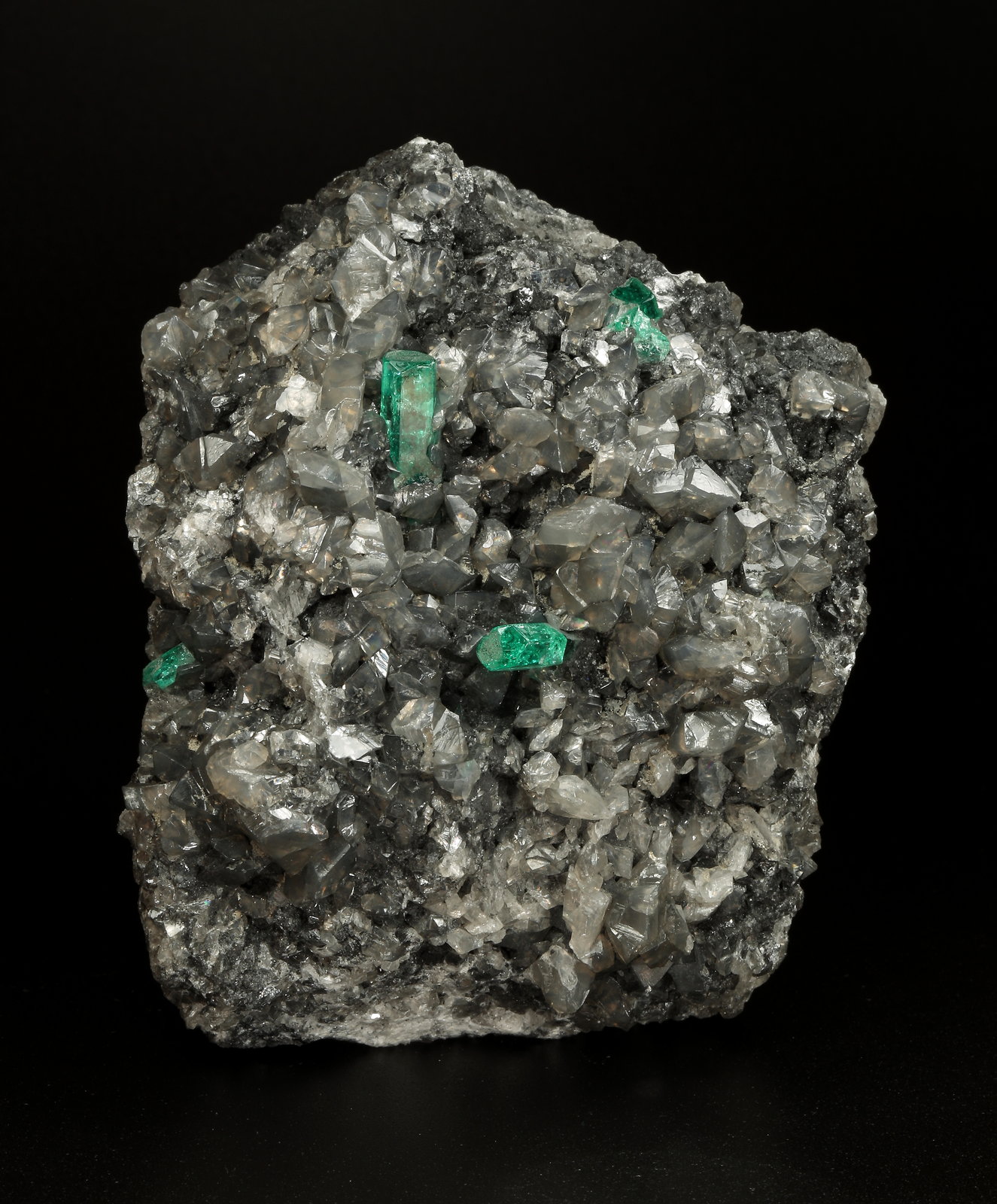 Beryl (variety emerald), Dolomite, Pyrite
88x72x48mm, xls=11 & 9mm
(Autor: Fiebre Verde)