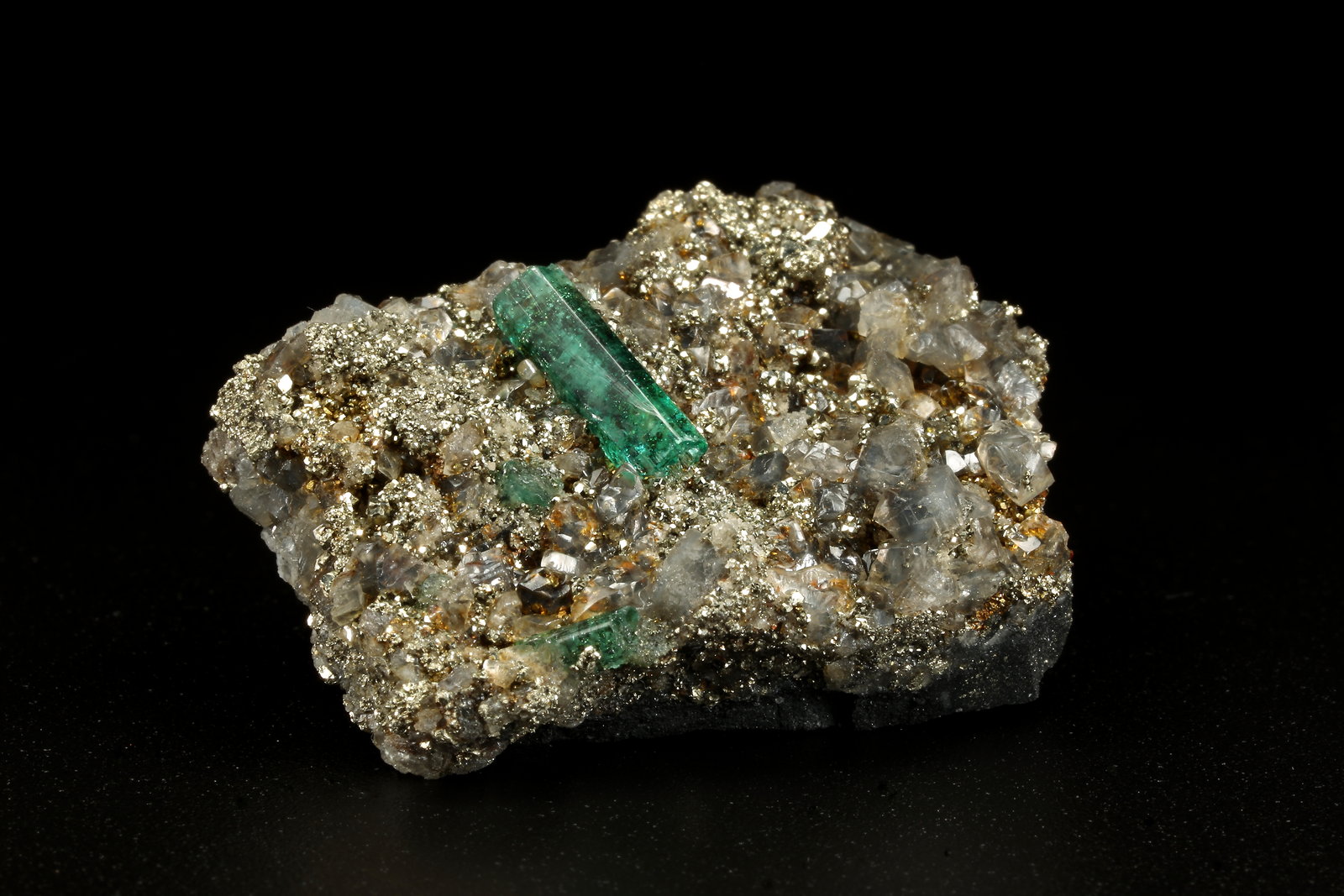 Beryl (variety emerald), Dolomite, Pyrite
35x27x12mm, main xl=11mm
(Autor: Fiebre Verde)