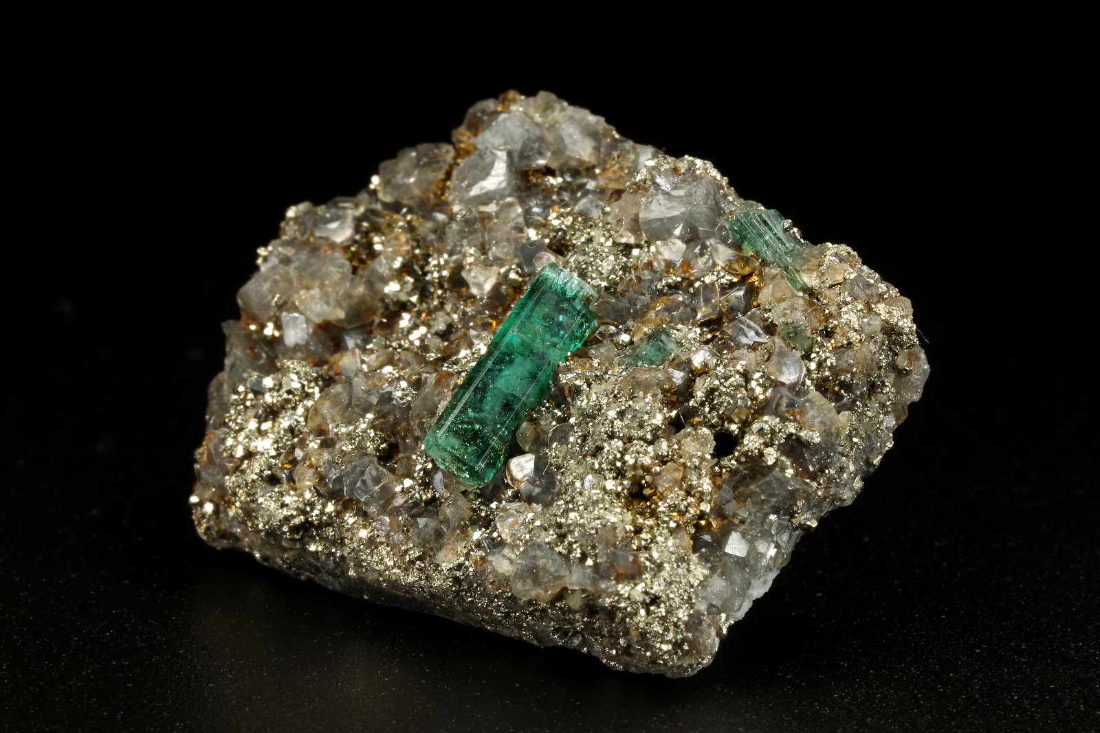 Beryl (variety emerald), Dolomite, Pyrite
35x27x12mm, main xl=11mm
(Autor: Fiebre Verde)