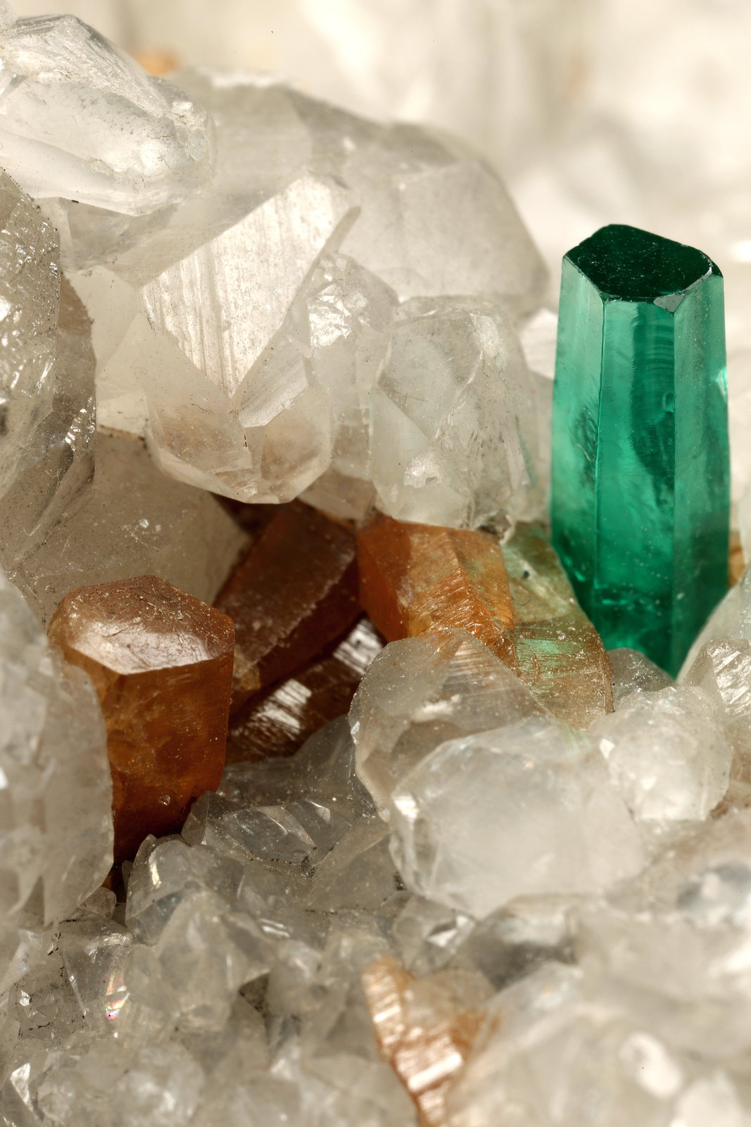 Beryl (variety emerald), Calcite, Parisite
8x8x8cm, H35mm, xl=8mm
(Autor: Fiebre Verde)