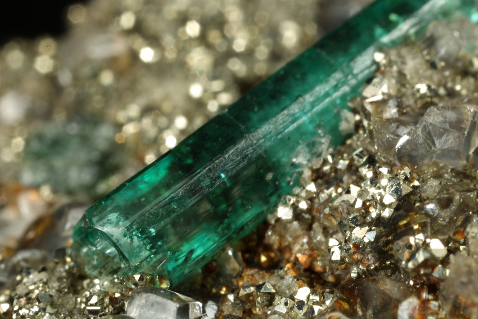 Beryl (variety emerald), Dolomite, Pyrite
35x27x12mm, main xl=11mm
(Autor: Fiebre Verde)