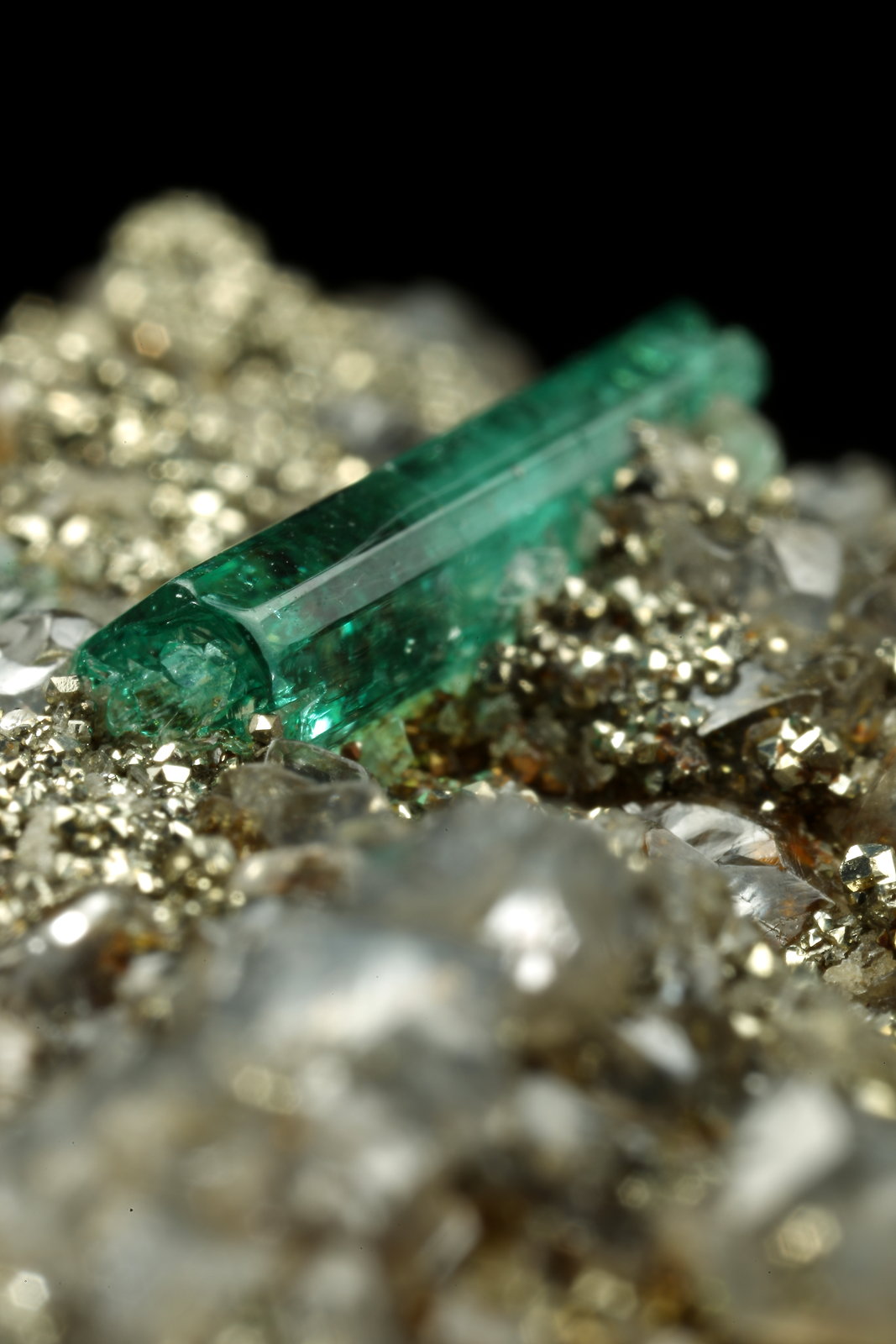 Beryl (variety emerald), Dolomite, Pyrite
35x27x12mm, main xl=11mm
(Autor: Fiebre Verde)