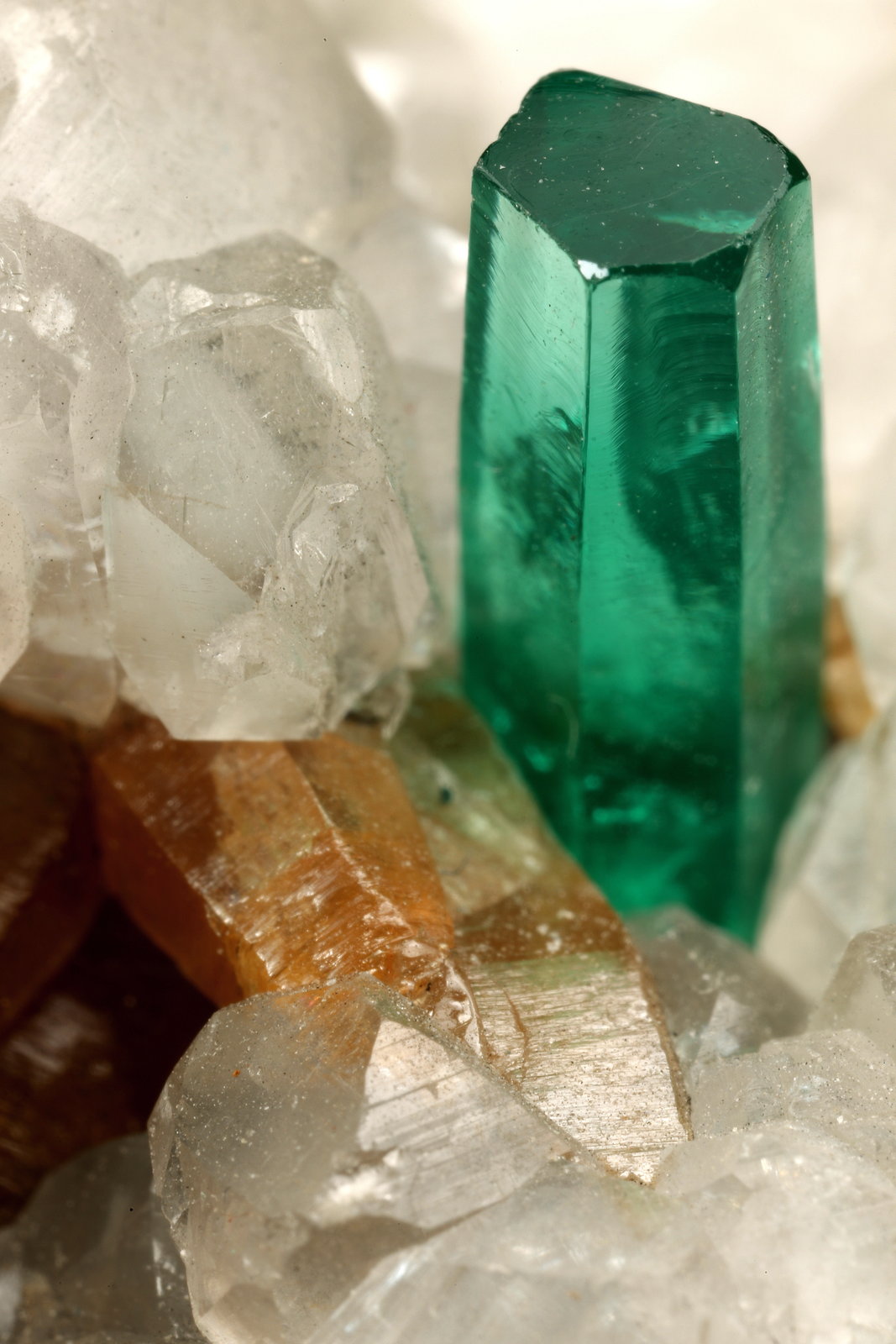 Beryl (variety emerald), Calcite, Parisite
8x8x8cm, H35mm, xl=8mm
(Autor: Fiebre Verde)