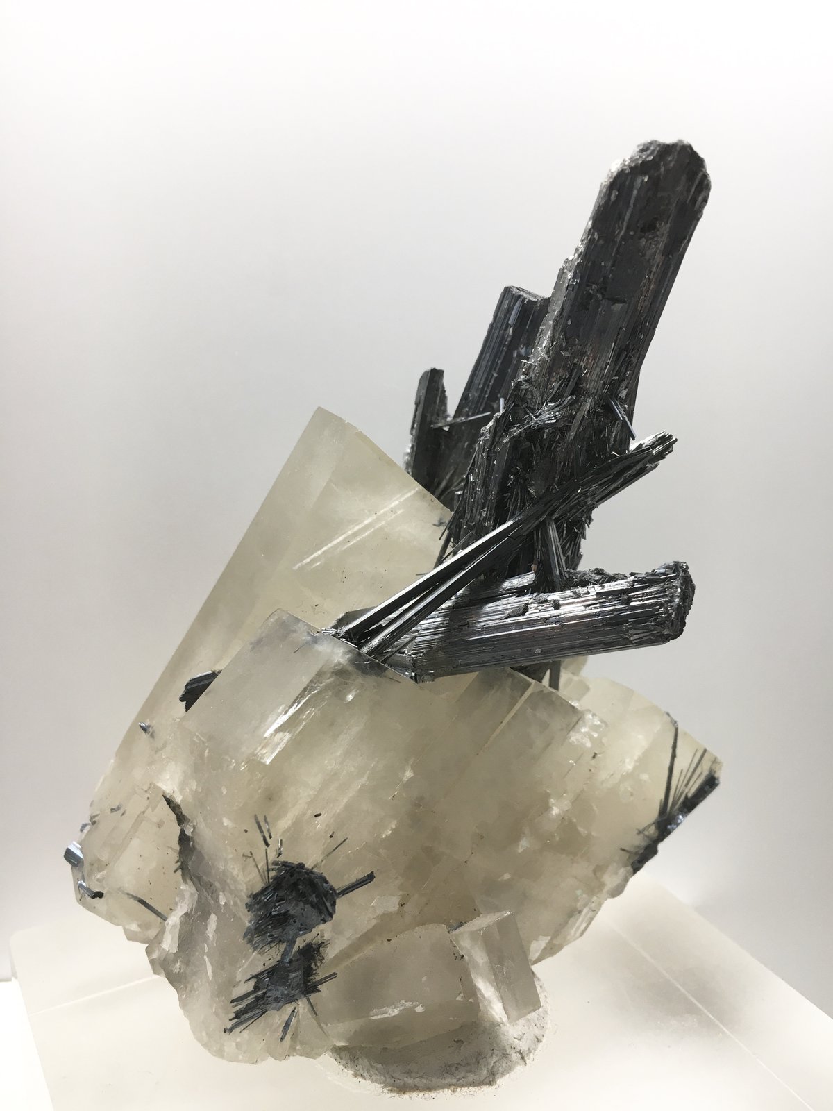 Stibnite on Baryte
12 x 7 X 4 cm
(Autor: Jean Suffert)