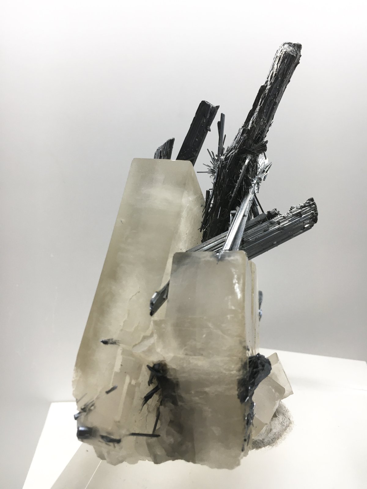 Stibnite on Baryte
12 x 7 X 4 cm
(Autor: Jean Suffert)