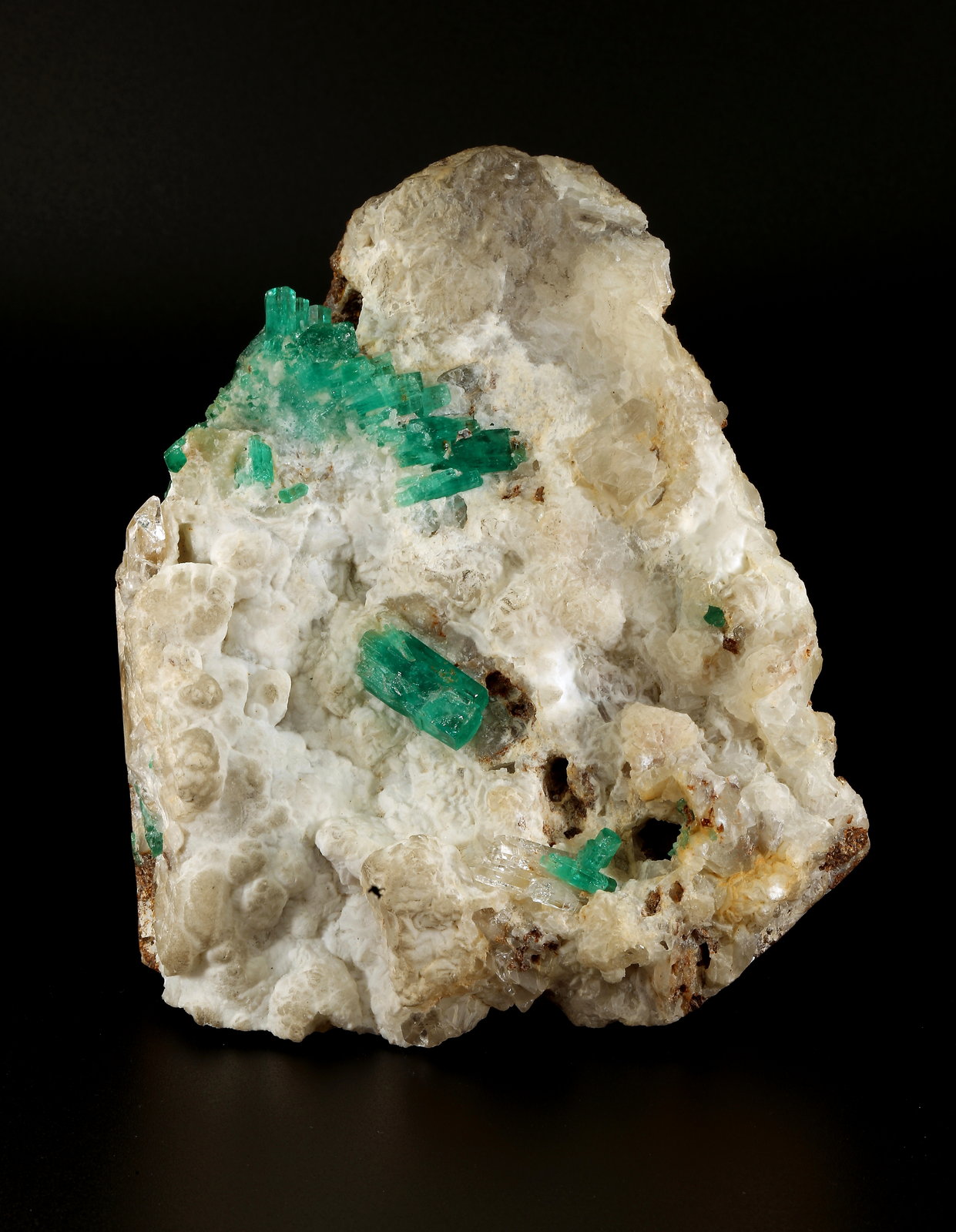 Beryl (variety emerald), Calcite, Quartz
105x130x50mm, largest xl=18mm
(Autor: Fiebre Verde)
