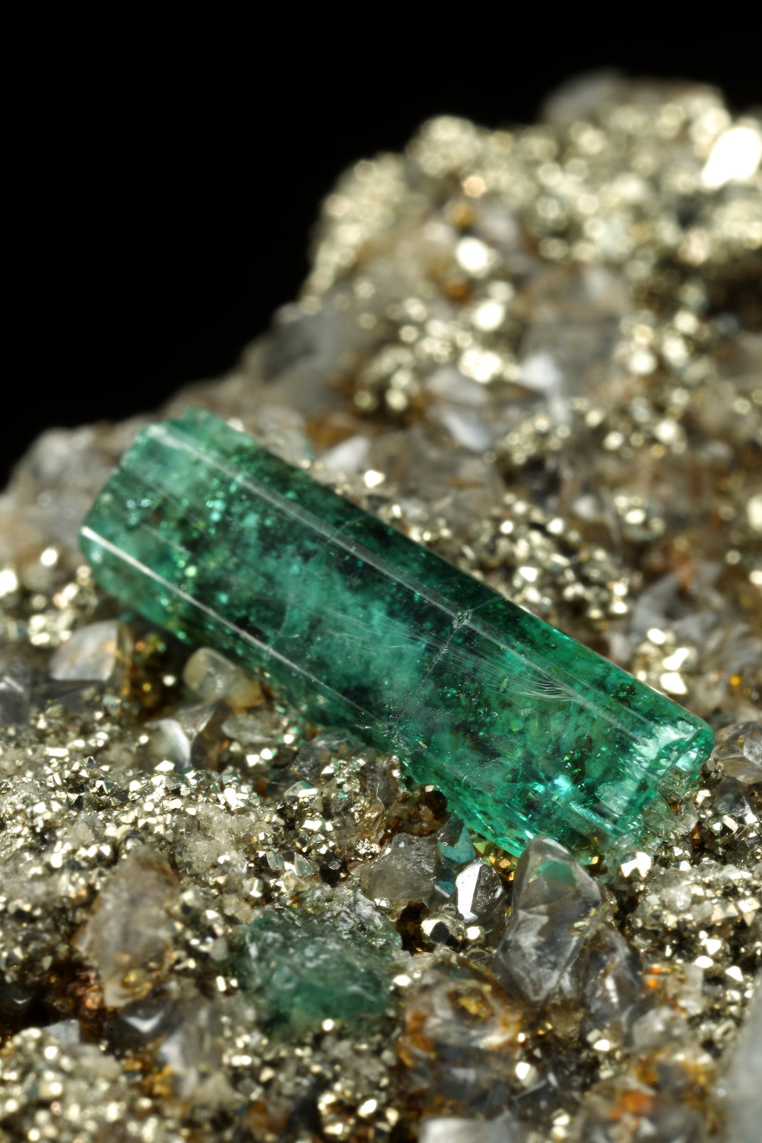 Beryl (variety emerald), Dolomite, Pyrite
35x27x12mm, main xl=11mm
(Autor: Fiebre Verde)