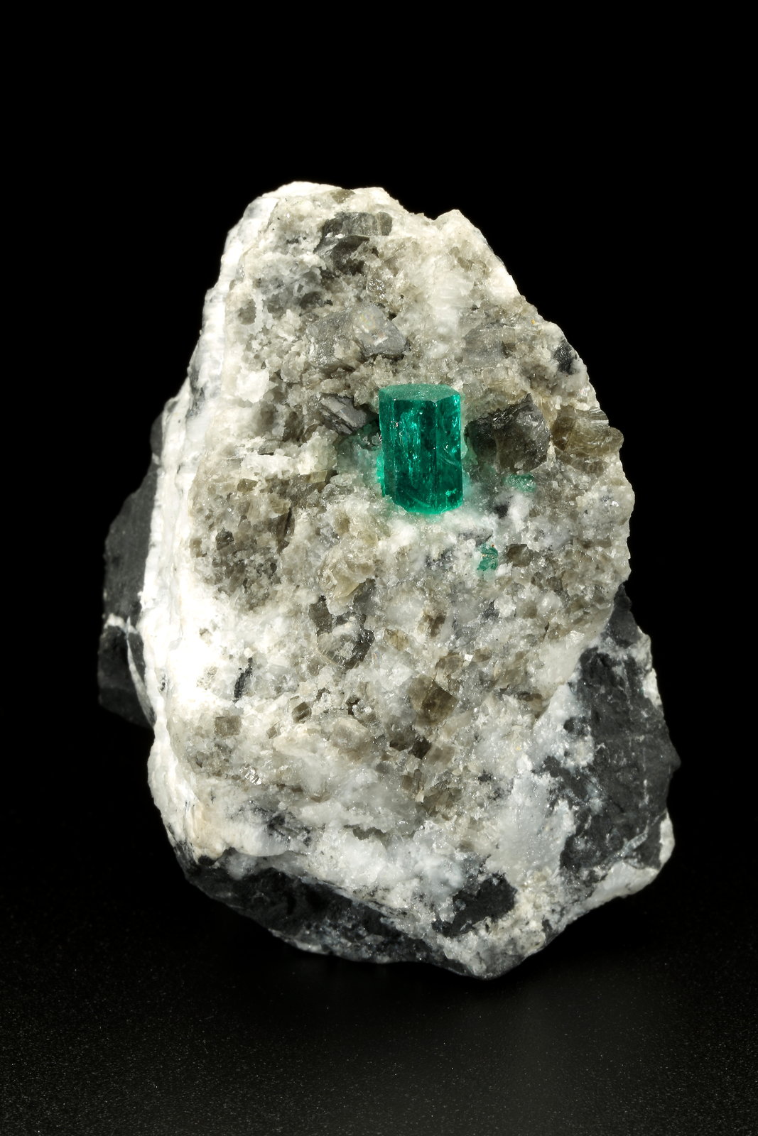 Beryl (variety emerald), Calcite, Dolomite
38x58x47mm, xl=9mm
(Autor: Fiebre Verde)