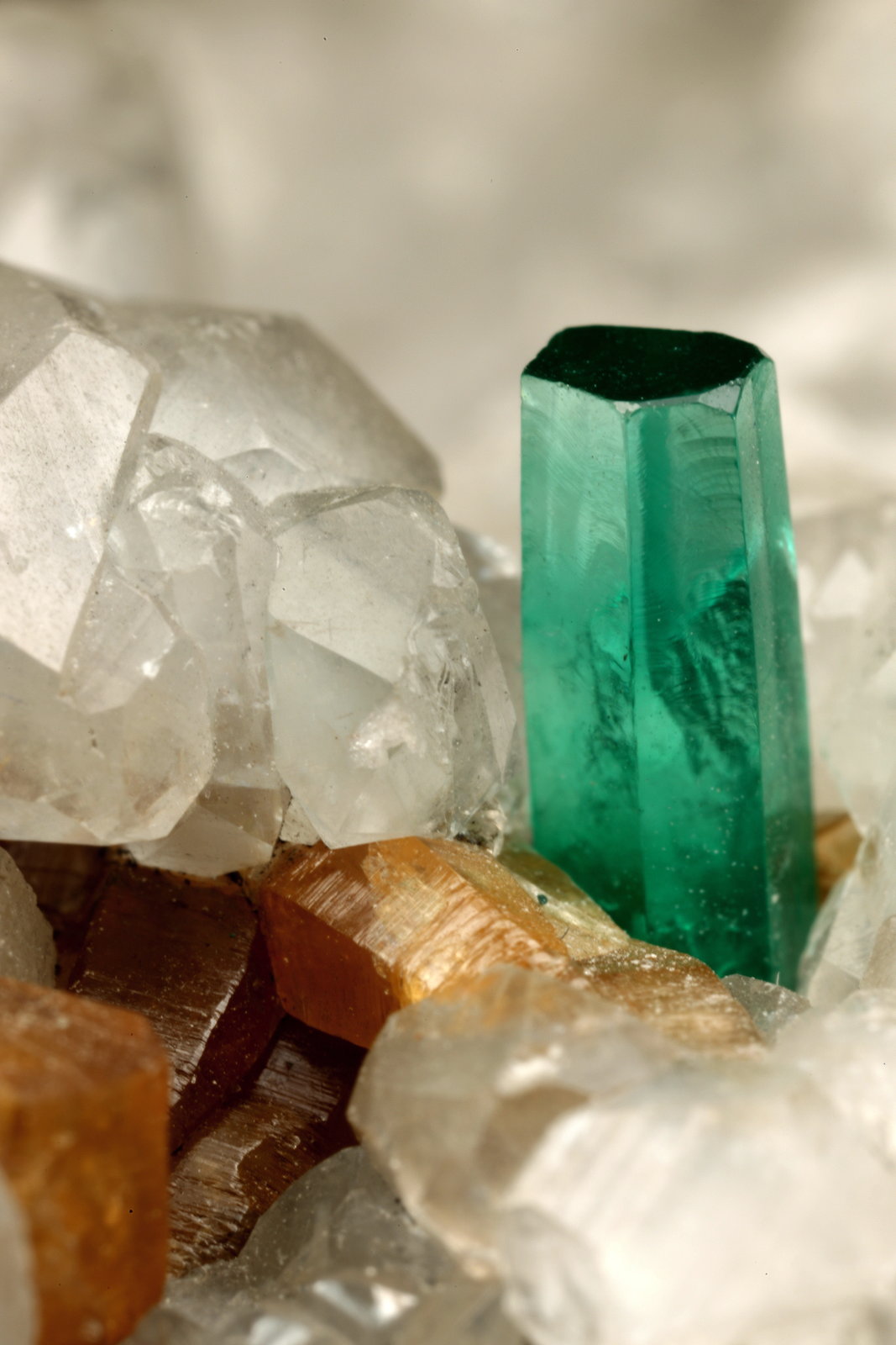 Beryl (variety emerald), Calcite, Parisite
8x8x8cm, H35mm, xl=8mm
(Autor: Fiebre Verde)