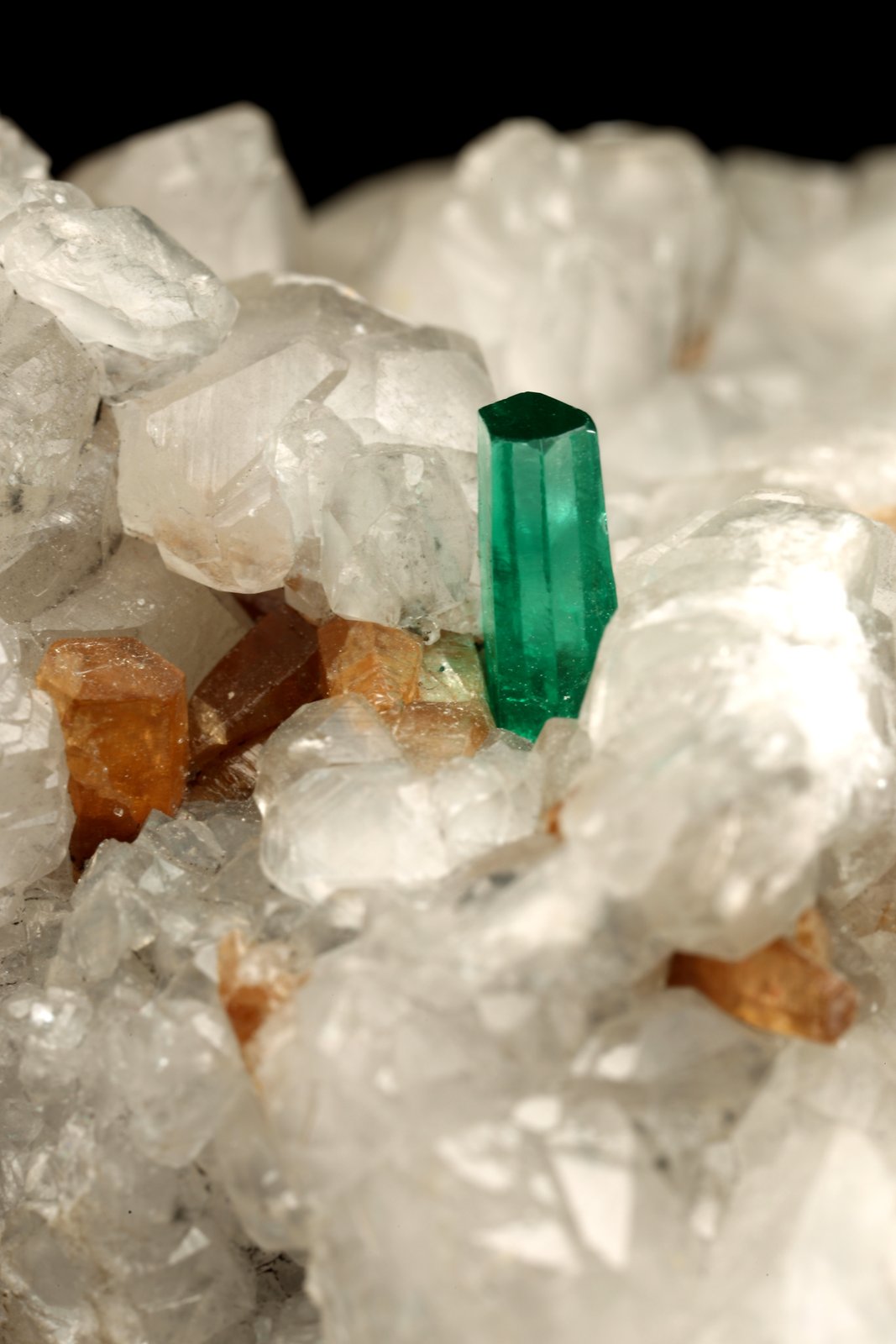 Beryl (variety emerald), Calcite, Parisite
8x8x8cm, H35mm, xl=8mm
(Autor: Fiebre Verde)