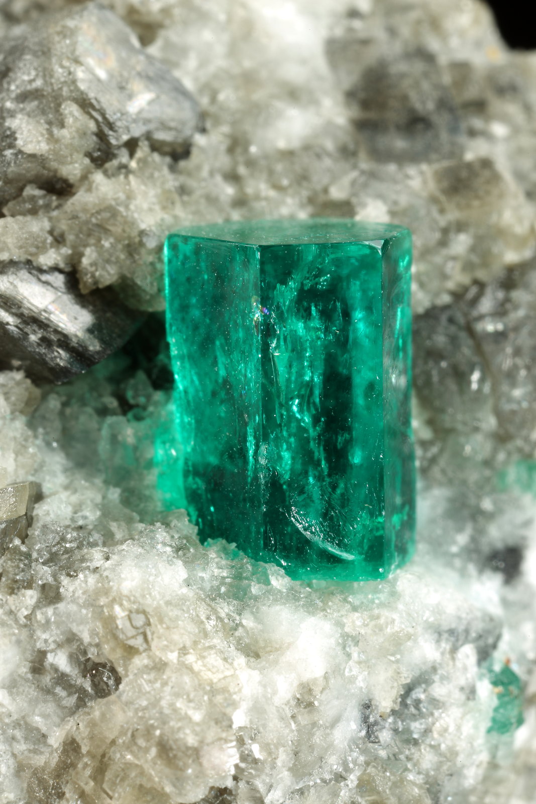 Beryl (variety emerald), Calcite, Dolomite
38x58x47mm, xl=9mm
(Autor: Fiebre Verde)