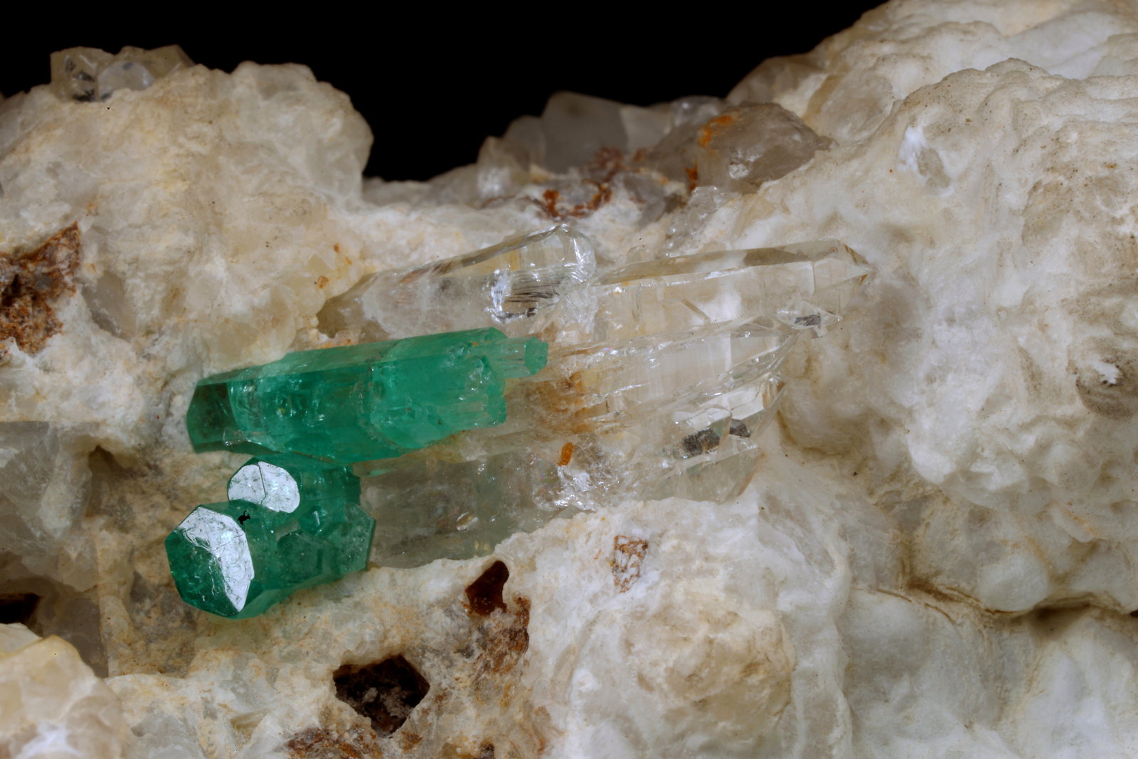 Beryl (variety emerald), Calcite, Quartz
105x130x50mm, largest xl=18mm
(Autor: Fiebre Verde)