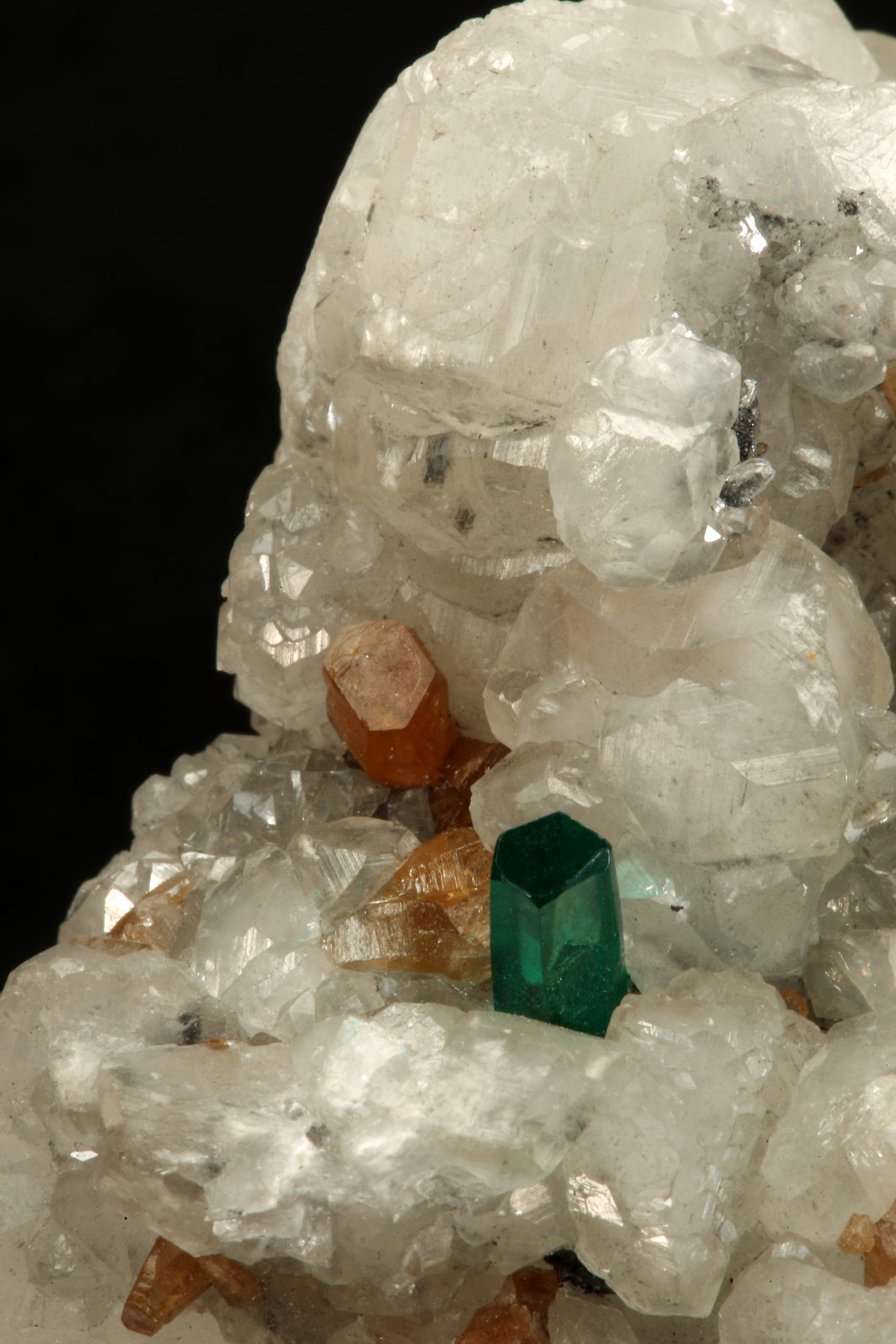 Beryl (variety emerald), Calcite, Parisite
8x8x8cm, H35mm, xl=8mm
(Autor: Fiebre Verde)
