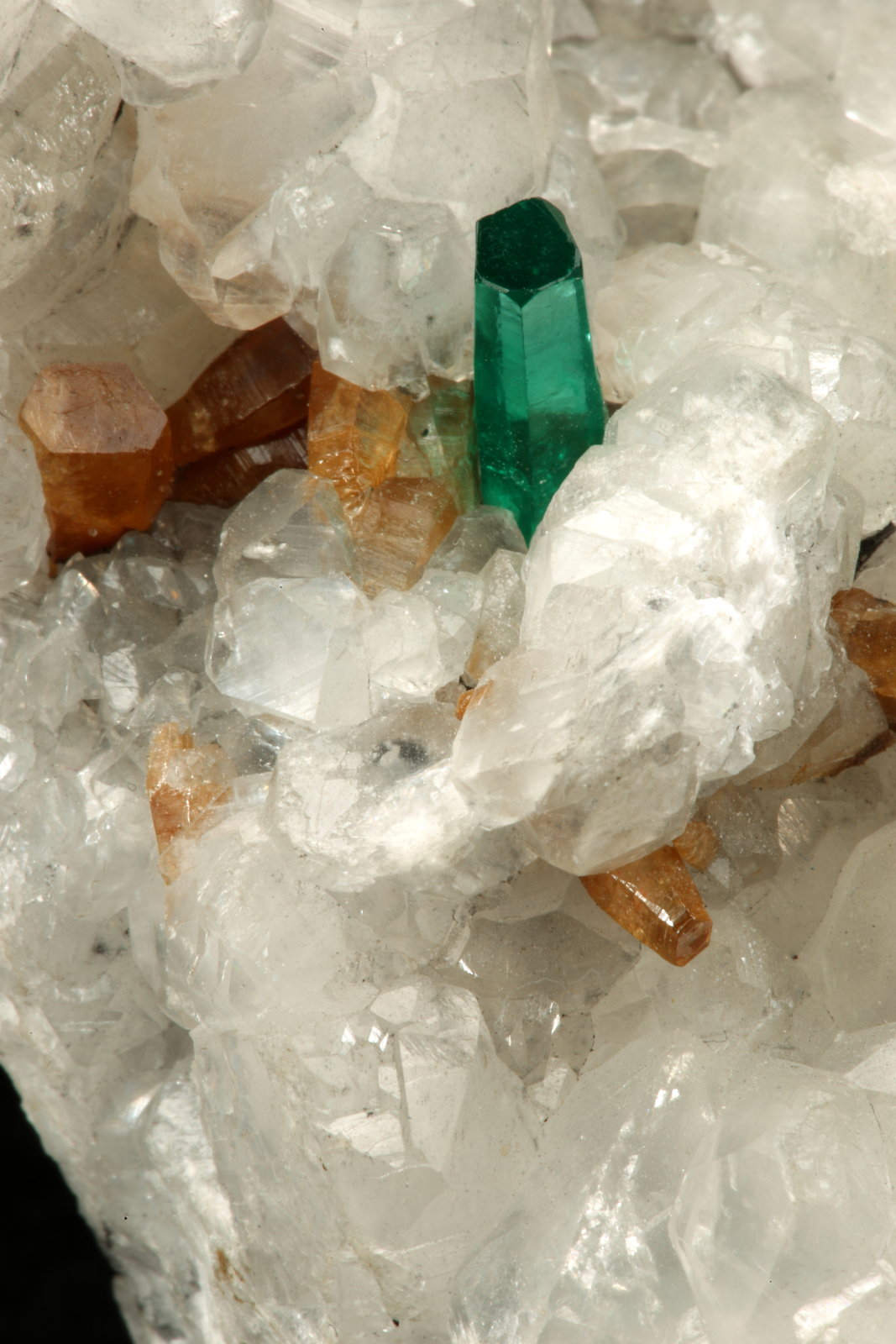 Beryl (variety emerald), Calcite, Parisite
8x8x8cm, H35mm, xl=8mm
(Autor: Fiebre Verde)