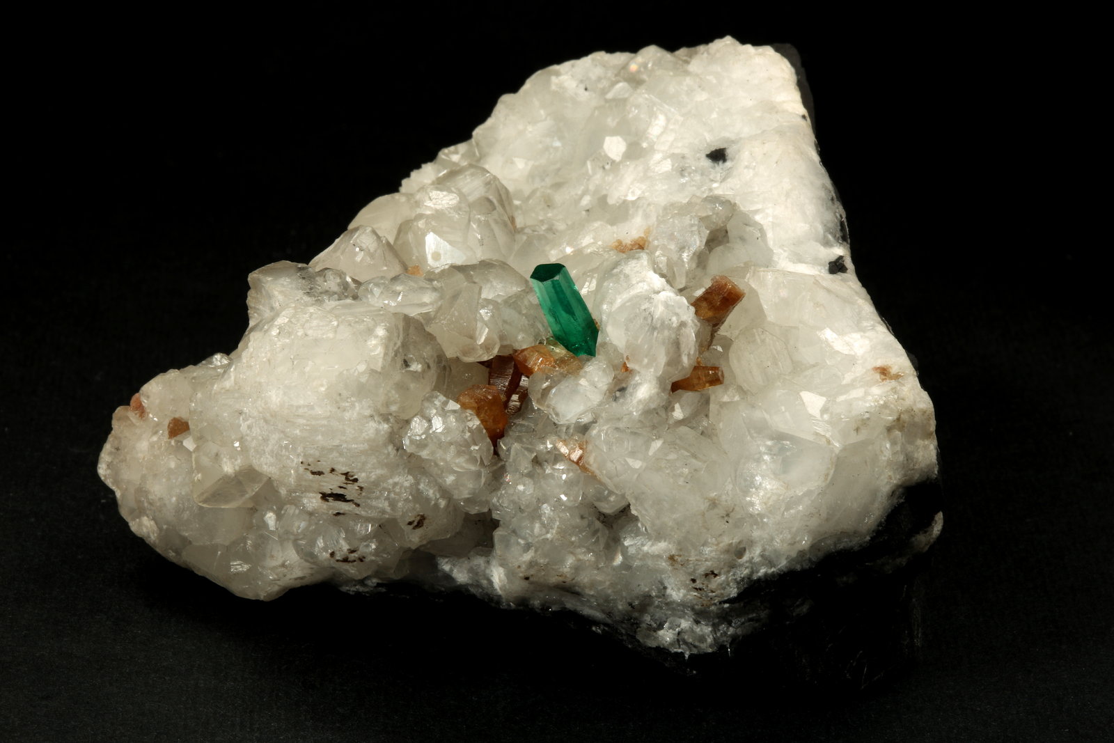 Beryl (variety emerald), Calcite, Parisite
8x8x8cm, H35mm, xl=8mm
(Autor: Fiebre Verde)