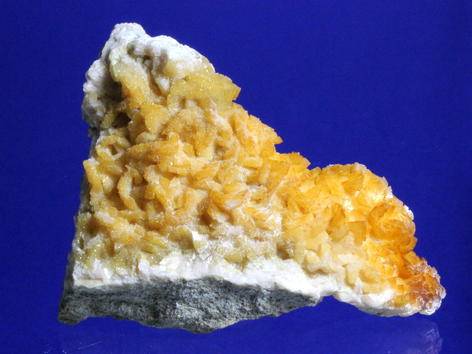 Smithsonite, Dolomite
8.5 x 6.5 cm
(Autor: Don Lum)