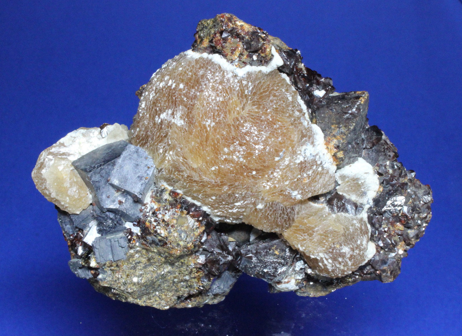 Calcite, Galena, Sphalerite
9 x 11.3 cm
(Autor: Don Lum)
