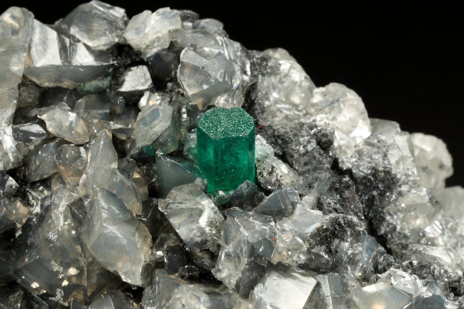 Beryl (variety emerald), Calcite, Dolomite
53x38x34mm, xl=5x4mm
(Autor: Fiebre Verde)