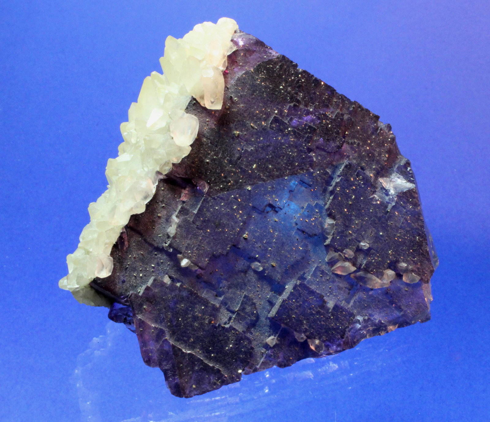 Fluorite, Calcite, Chalcopyrite
11 x 9.7 cm
(Autor: Don Lum)