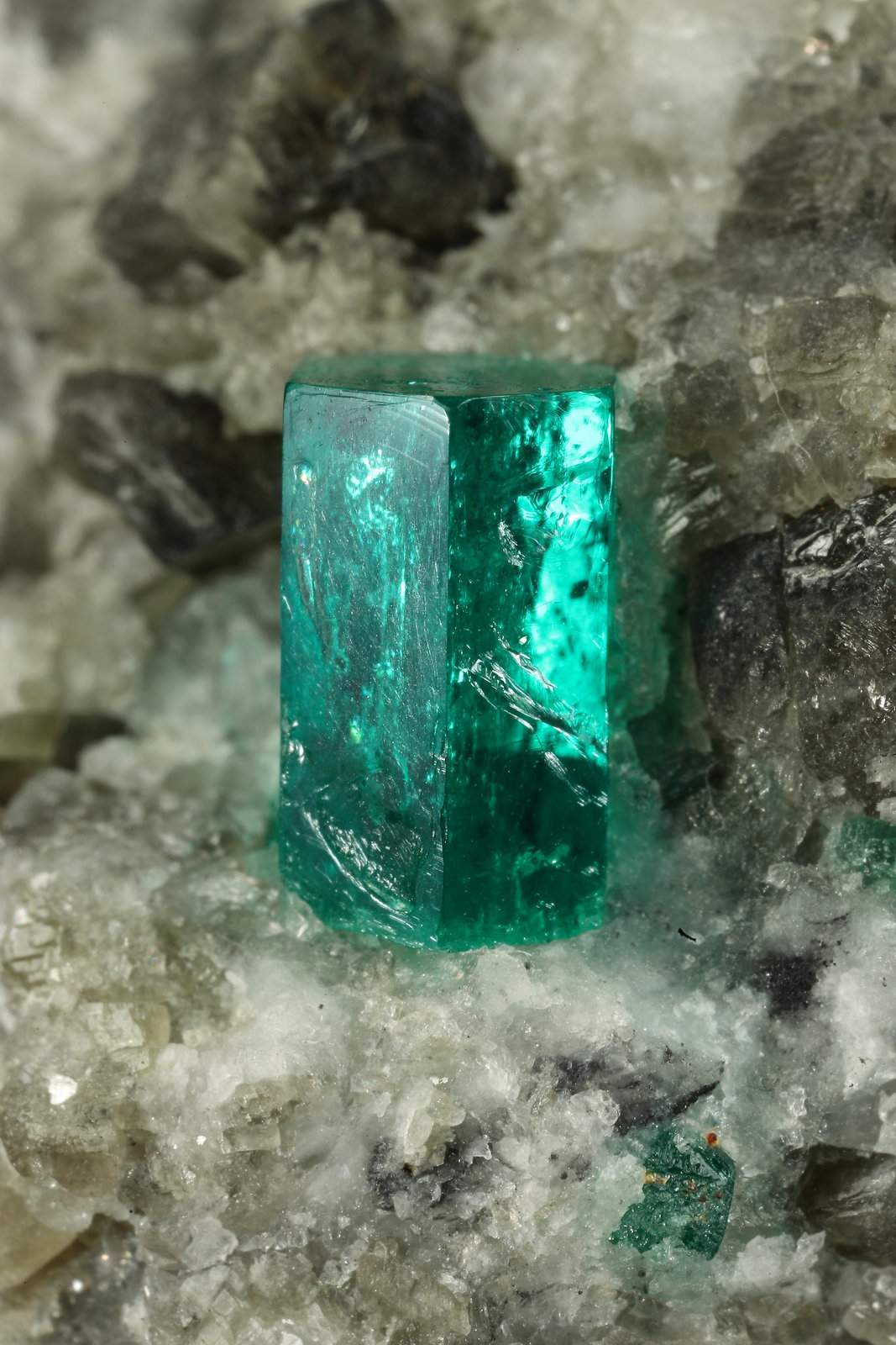 Beryl (variety emerald), Calcite, Dolomite
38x58x47mm, xl=9mm
(Autor: Fiebre Verde)