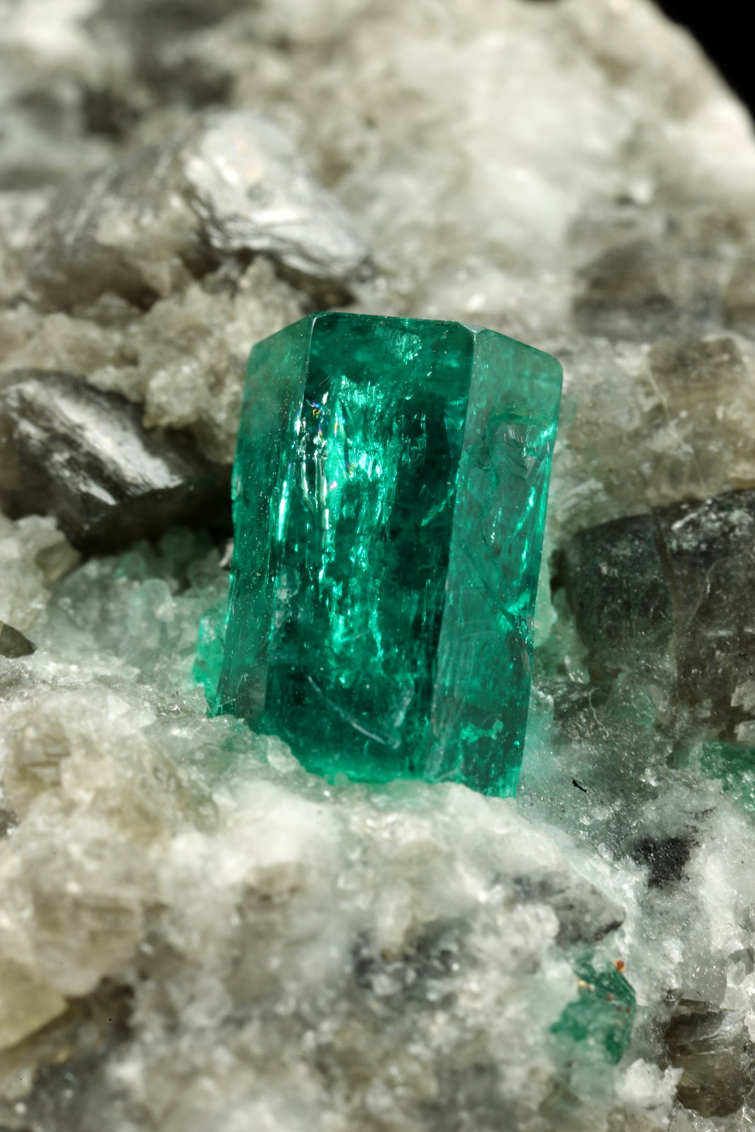 Beryl (variety emerald), Calcite, Dolomite
38x58x47mm, xl=9mm
(Autor: Fiebre Verde)
