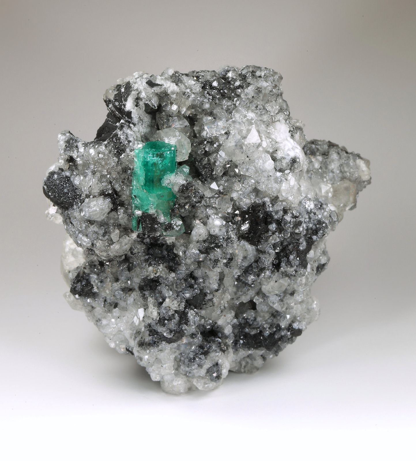 Beryl (variety emerald), Calcite, Pyrite
77x86x68mm, xl=19mm
(Autor: Fiebre Verde)
