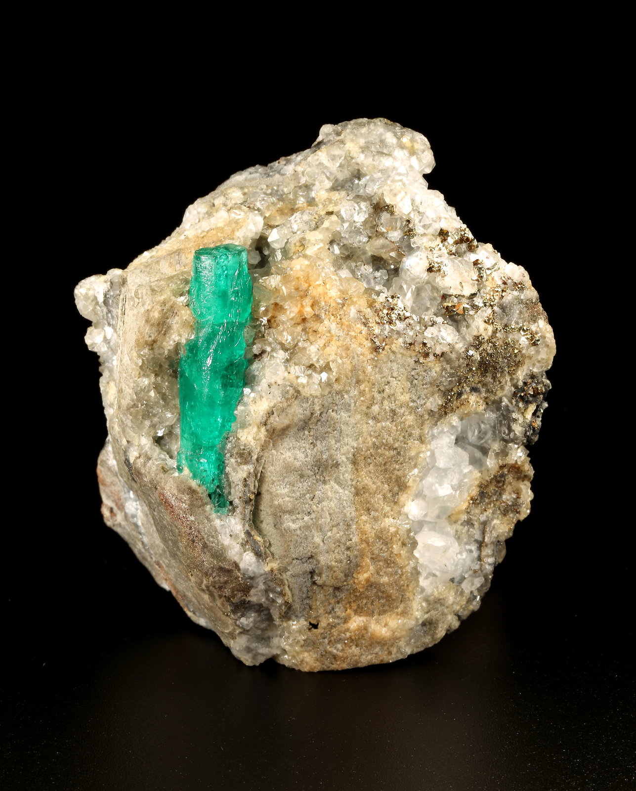 Beryl (variety emerald), Calcite, Pyrite
56x63x43mm, xl=30x7mm
(Autor: Fiebre Verde)