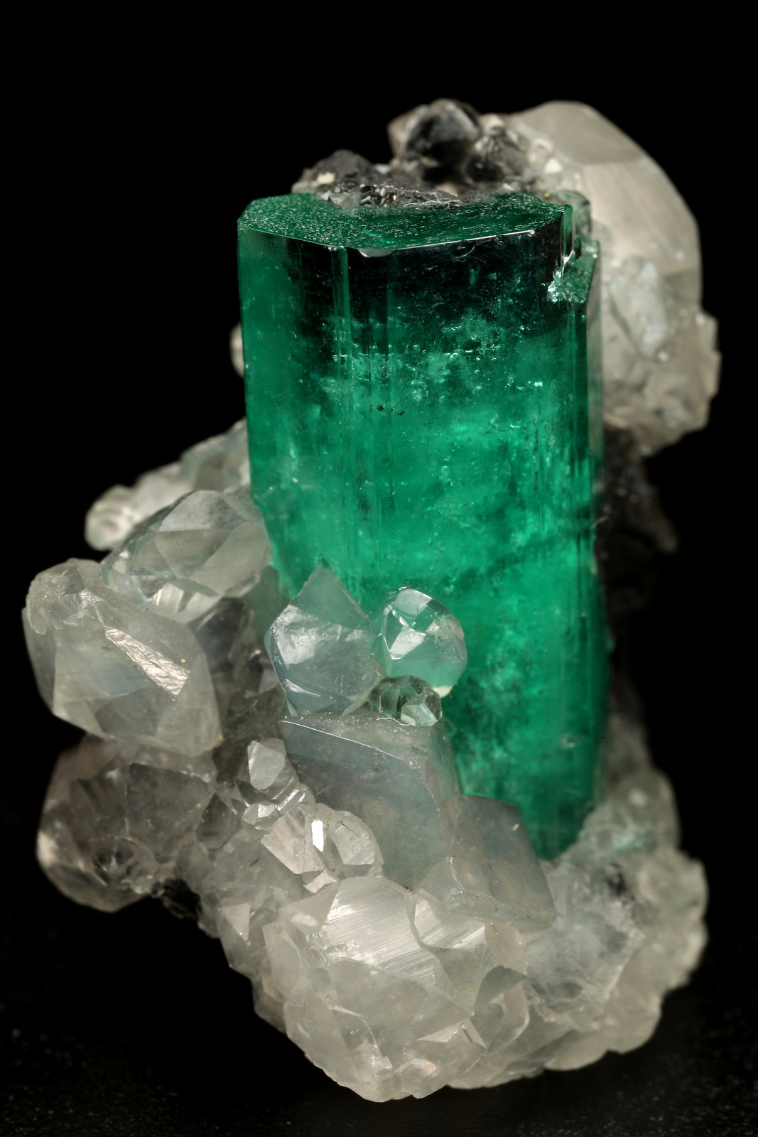 Beryl (variety emerald), Calcite
25x29mm, xl=23mm
(Autor: Fiebre Verde)