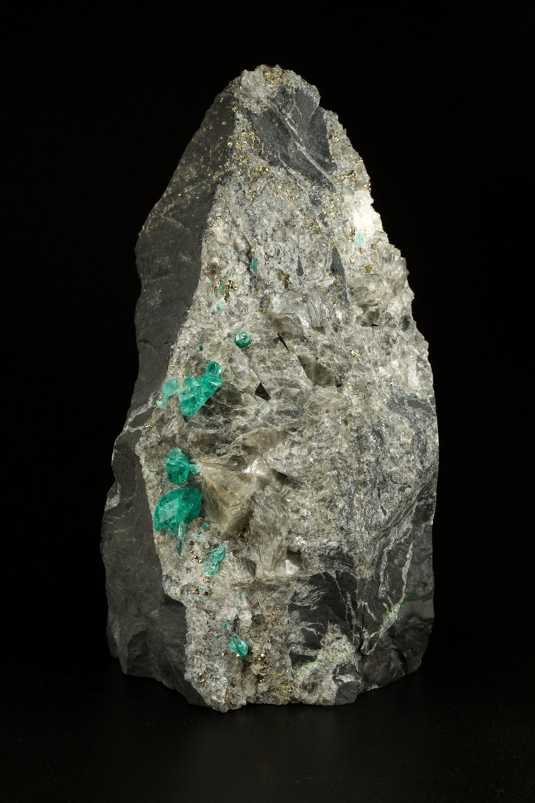 Beryl (variety emerald), Calcite, Pyrite, Muscovite
126x68x42, xls up to 10mm
(Autor: Fiebre Verde)
