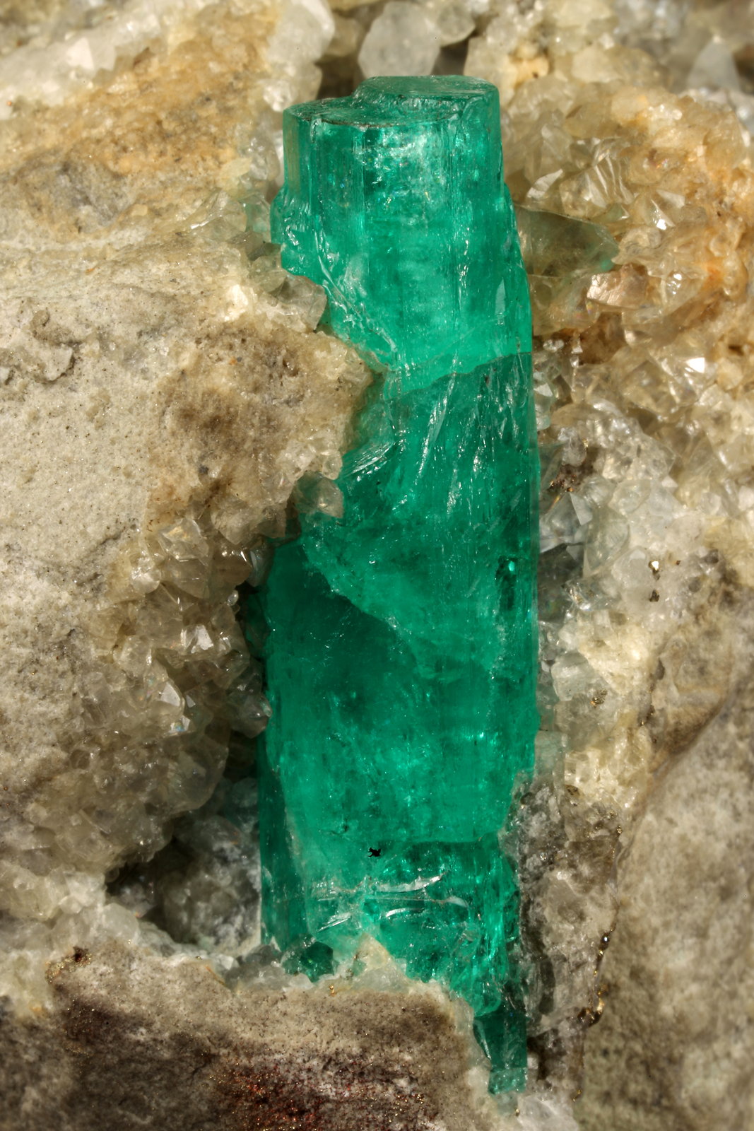 Beryl (variety emerald), Calcite, Pyrite
56x63x43mm, xl=30x7mm
(Autor: Fiebre Verde)