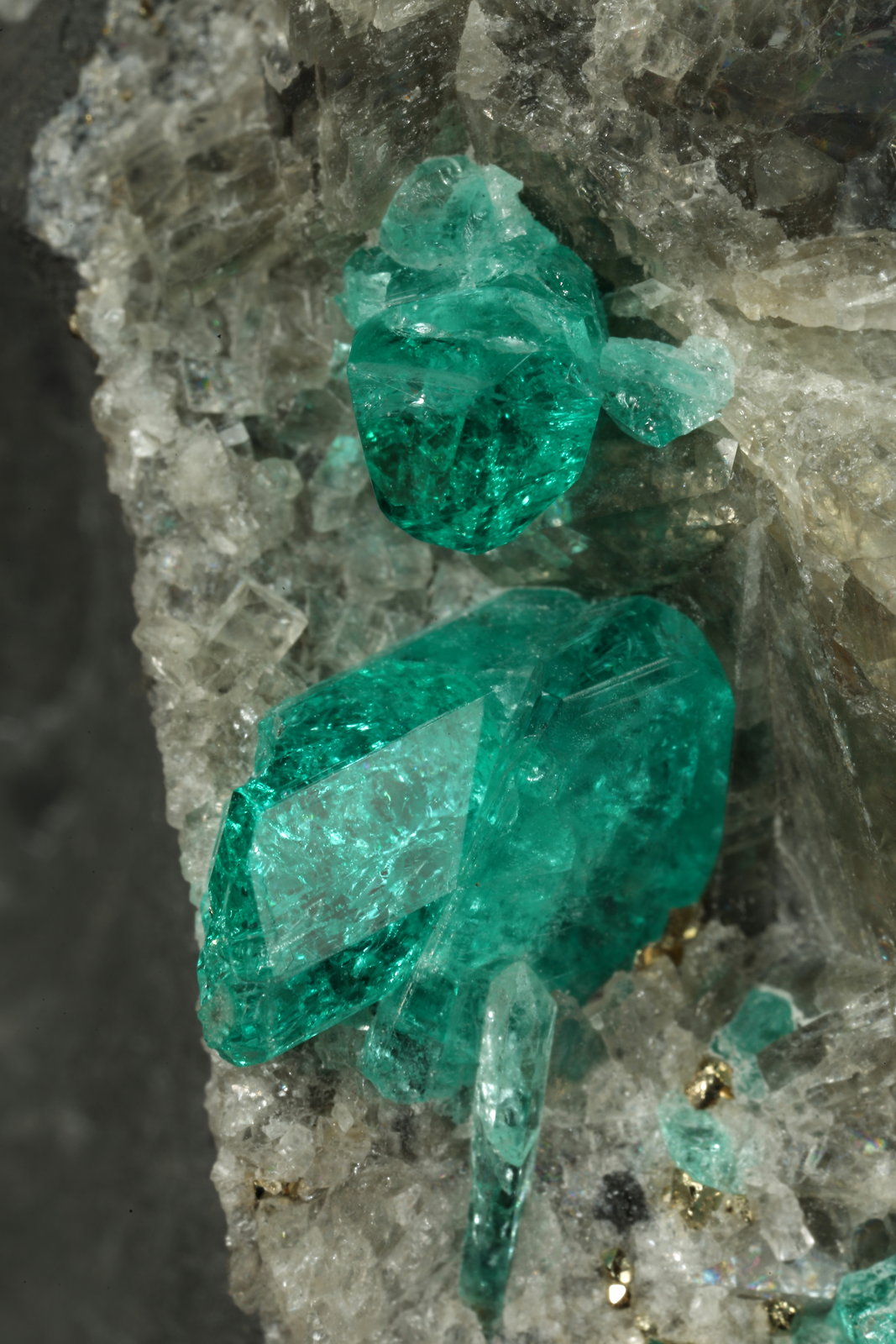 Beryl (variety emerald), Calcite, Pyrite, Muscovite
126x68x42, xls up to 10mm
(Autor: Fiebre Verde)