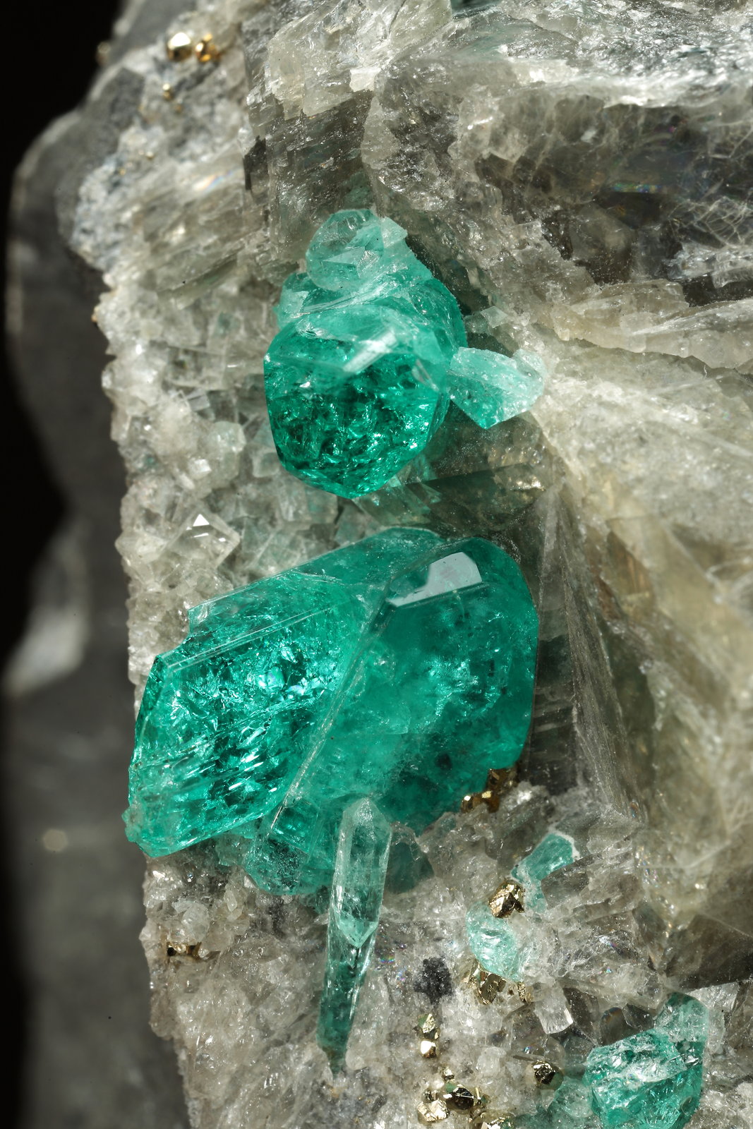 Beryl (variety emerald), Calcite, Pyrite, Muscovite
126x68x42, xls up to 10mm
(Autor: Fiebre Verde)