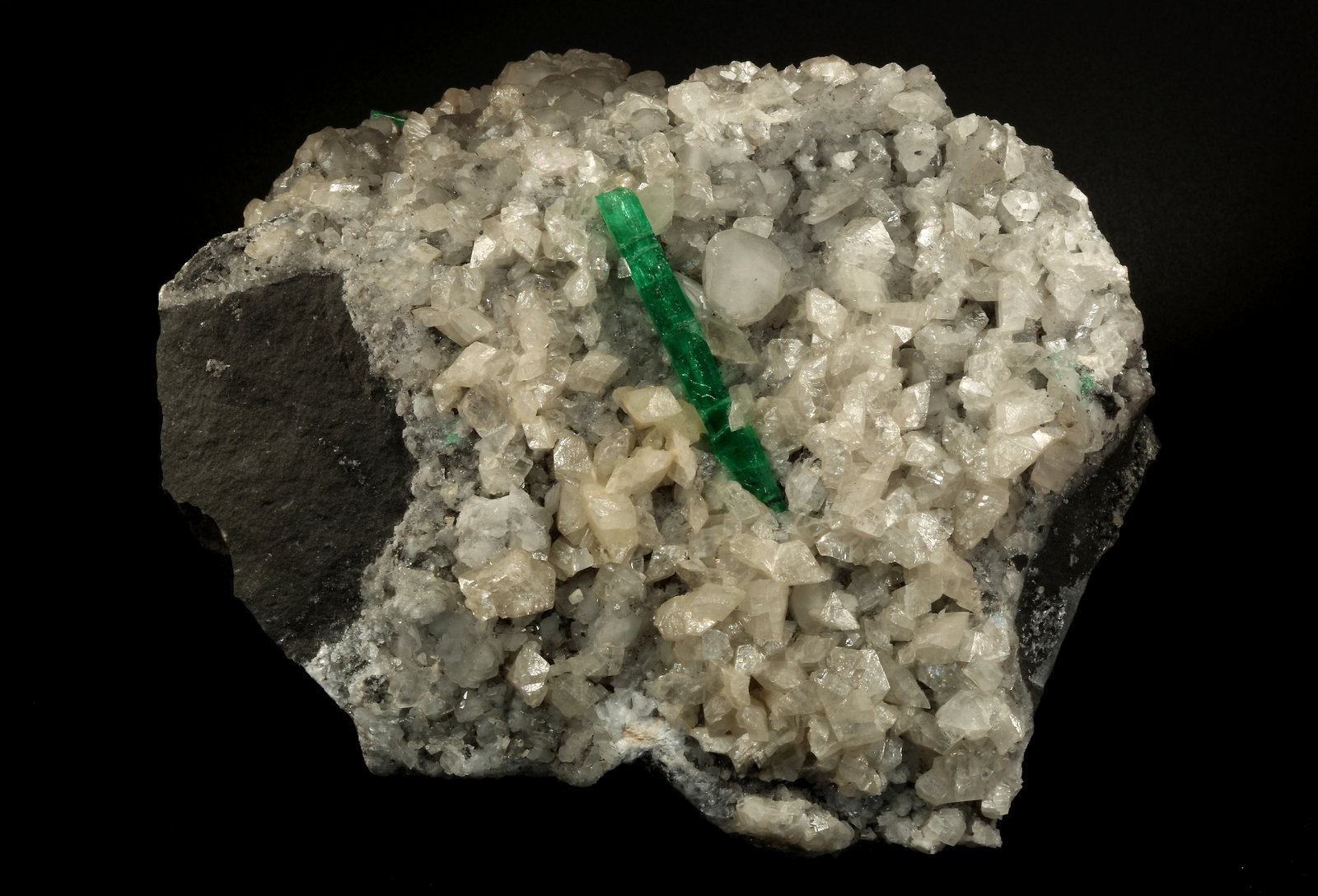 Beryl (variety emerald), Calcite
130x80x150mm, xl=53mm
(Autor: Fiebre Verde)